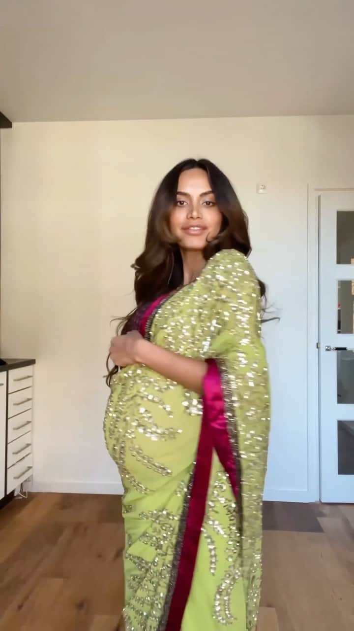 Diipa Büller-Khoslaのインスタグラム：「@Saritoria #ad - the world's first and only resale platform for South Asian fashion! It's the best way to be a girl boss. Make money from your wardrobe, get amazing Indian and Pakistani designer wear for a fraction of the price and be sustainable at the same time! Join me and Saritoria in the  preloved revolution. Check out @saritoria to learn more.  My crew of #desiinfluencer joining me on this campaign are.. 💪🏽✨ @masoomminawala @pryanca_t @aayushibangur @kavitacola @shivani_bafna @seeratsaini  #saritoria #toyouwithprelove #ad」