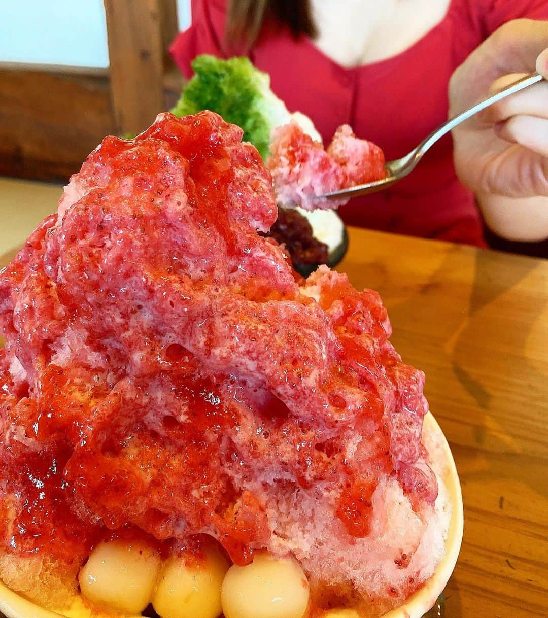 得あゆさんのインスタグラム写真 - (得あゆInstagram)「海の日🌊はかき氷🍧→→→ 美味しすぎた…  奈良までドライブ🚗 奈良🍧【みやけ 旧鴻池邸表屋】 @miyake_kyukounoiketeiomoteya  いちごミルク🍓と宇治金時ミルク🍵  整理券取って車で待ってられたし、 座敷で伸び伸びと食べられましたよ👶🏻🍧❤️ 大阪から空いてて車で30分でした🚗♡ ・ ・ ・ ・ ・ ・ ・ ・ ・ ・ ・ ・ ・ ・ ・ ・ ・ ・ ・ #奈良県#奈良#奈良グルメ#奈良ランチ#奈良カフェ#ドライブ#かき氷#奈良かき氷#大阪かき氷#かき氷巡り#大阪ランチ#大阪グルメ#家族旅行#夏休み#ドライブ#海の日#宇治金時#いちごミルク#インスタ映え#子育てママ#赤ちゃんのいる生活#ママファッション#男の子ママ#連休#奈良観光#かき氷部#日焼け止め#drive#kakigori#nara#greentea」7月22日 22時01分 - tokuayu819