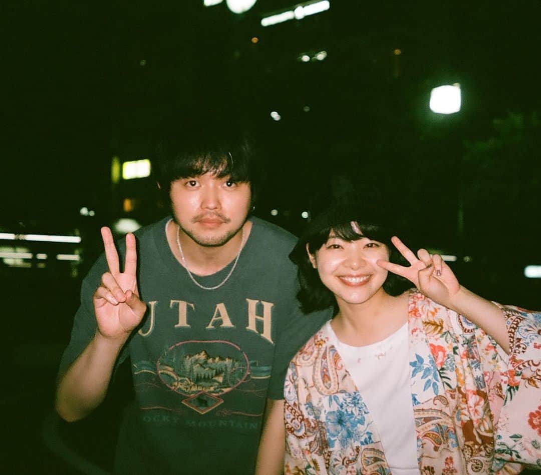 岸井ゆきののインスタグラム：「第二話、観てくださった方、ありがとうございました。まだだけど興味があったな〜という方がいらっしゃればTverで見ることができるのでよろしければぜひ✨  いろんな家族の在り方があってきっとよくて、どんなかたちでも、今すぐ2秒で帰れなくても、心の中に帰れる場所があればいいなと思います。愛を携えてね。  そんで音楽劇以来、数年振りに歌いました🫀 音楽を生業としている人はみんなみんなほんとうにすごい。目の前にいた重岡さんも井口さんも。 想像しかできないけど、物凄く想像して、一人で圧倒されて、経験値外の想像で、びっくりした。 でも見られているというより見守っていてくれてると思えたら百人力でした。 先生もレッスンにずっと付き添ってくれたスタッフさんもいてくださりほんとうにありがとう。エキストラの皆さんも、暑いし暗いのにありがとうございました。  路上シーン🎸がおわってすっかり安心の顔☺️ 第三話は来月の放送になりますが、　@kazokuboshuushimasu_tbs  のことおぼえていてくださいね☺️  #家族募集します」