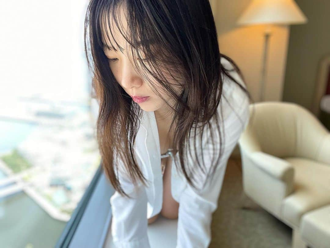 藍沢梨夏さんのインスタグラム写真 - (藍沢梨夏Instagram)「1 → 2 → 3 which do you like?💋  どれが一番好き？？🥰 ୨୧┈┈┈┈┈┈┈┈┈┈┈┈┈୨୧  【ファン参加企画第一弾】  Rikaに着て欲しい衣装をファンの皆様から募集します♡  ・トレーニングウェア ・ランジェリー（ブラ、ショーツなど） ・タイトミニワンピ ・水着（ビキニ、ブラジリアン、マイクロビキニなど） ・ストッキング ・えちえちな衣装㊙️　　　etc   皆様から募集します！ 採用された衣装はYoutubeで公開します♡  送付先はこちらです😋🌹  〒150-0001 東京都渋谷区神宮前5-47-11 ASTUDIO 305 藍沢梨夏宛  ୨୧┈┈┈┈┈┈┈┈┈┈┈┈┈୨୧  秘密の動画はonlyfansで...㊙️  ୨୧┈┈┈┈┈┈┈┈┈┈┈┈┈୨୧  #チラリズム探究家  #フェチ  #グラビア  #グラビアアイドル  #むちむち  #脚 #脚フェチ  #スーツ女子  #太もも  #スカート  #ミニスカート  #ワンピ  #ポートレイト  #portraitgirl  #footfetishmodel  #gravure  #instagravure  #japanesegirl  #tokyogirl  #beautifullegs  #cutegirls😘  #pantyhosefetish #glamourmodel  #ootdstyle #yokohama  #足裏  #足裏フェチ  #お家グラビア」7月22日 22時05分 - rika.aisawa