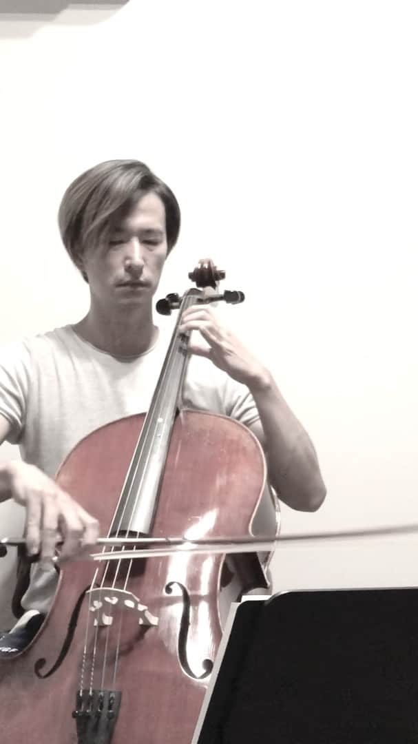 秋山真太郎のインスタグラム：「346日目✨Day346✨ If a 38-year-old man who can't read musical score suddenly starts playing the cello🎻  #チェロ#cello#jasmine#ジャスミン#茉莉花#첼로#클래식」