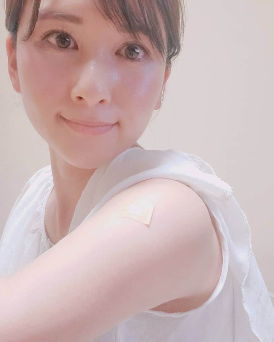 鈴木理香子のインスタグラム：「自分自身の身体もそうですが 大切な人の身体もちゃんと守りたいと思ったので 先日、ワクチンを接種してきました😊  そう決められたのは、 アナウンサーの先輩と正しい情報を集めよう！と 山中伸弥先生のHPにたどり着いたからです🖥️ https://www.covid19-yamanaka.com/sp/  特に女性は…不安に感じることもあると思います。 山中先生のHPにはそのような内容についても 情報がまとめられていますので 気になる方はご覧になってみて下さい😌  正直なところ…ワクチンを打つことも 打ったことも話すべきか悩みましたが… 同じ悩みを持っている人がいて 判断の材料になるのであればという想いで ここに記載しています✒️  病気などにより打ちたくても打てない方 自治体によって接種の進行具合が違い 打てない方がいらっしゃることも承知しています。 接種は個人の自由です😊 私の情報はあくまでもご参考までに😌  追伸 私、学生時代に砲丸投げの選手でしたので 立派な腕ではありますが💪(゜_゜;) これは腫れているわけではありません😂 私の場合の副反応は、左腕はずっと 砲丸を持っているような重さを感じています笑  #ワクチン #ワクチン接種 #山中伸弥 先生  #新型コロナ対策 #コロナに負けるな #日テレNEWS24 #鈴木理香子 #セントフォース」
