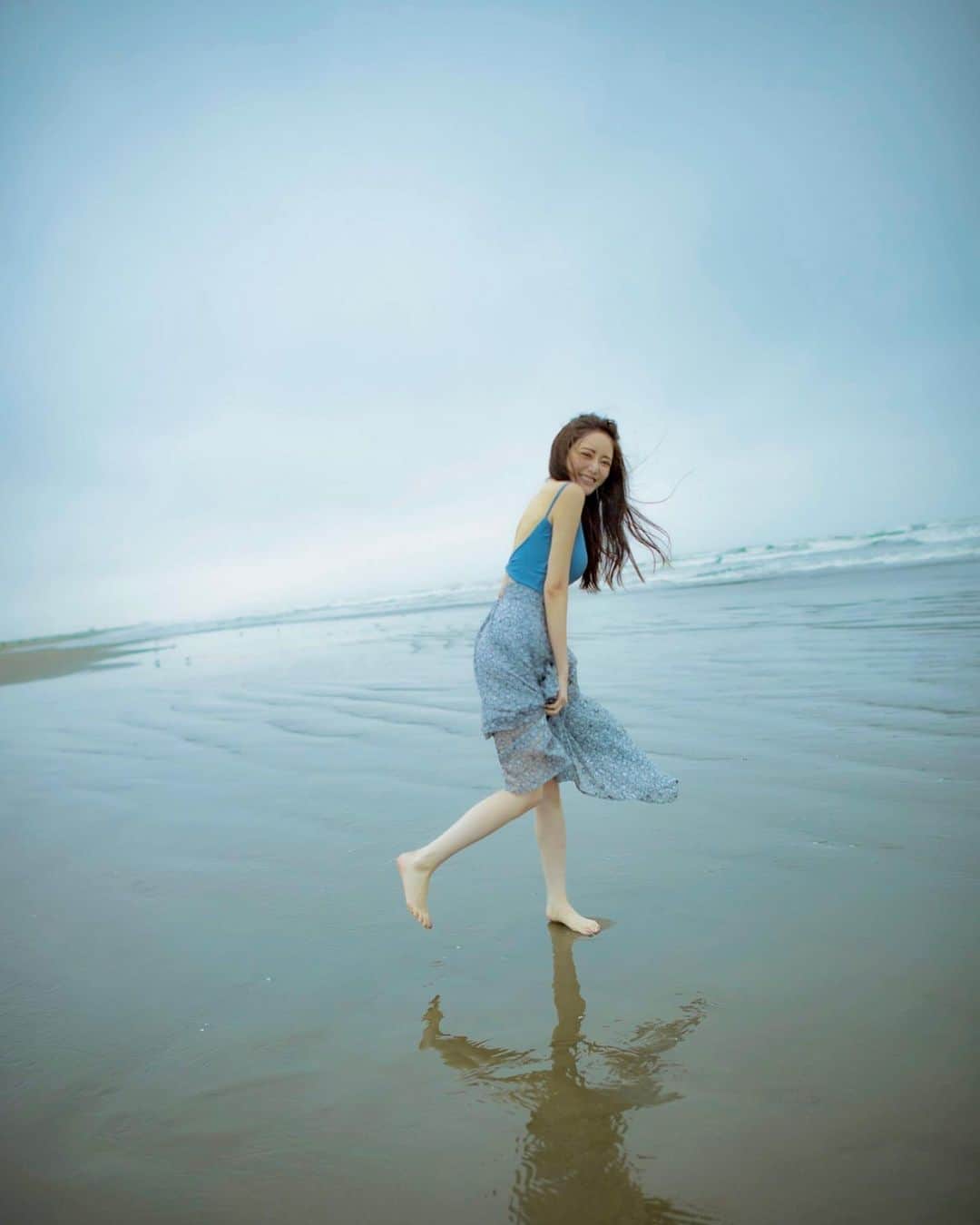 谷亜沙子さんのインスタグラム写真 - (谷亜沙子Instagram)「海の日だから海の写真を🏝  フットネイルを夏仕様に✨ フットのネイルは一年中してるんだけど唯一派手にできるから毎月変えるのが楽しみなのです。　　　  @chipieee_ebisu でまつ毛パーマを受けながらネイルもしてもらいました❤︎  #海の日 #footnail #nail」7月22日 23時11分 - asyakodayo