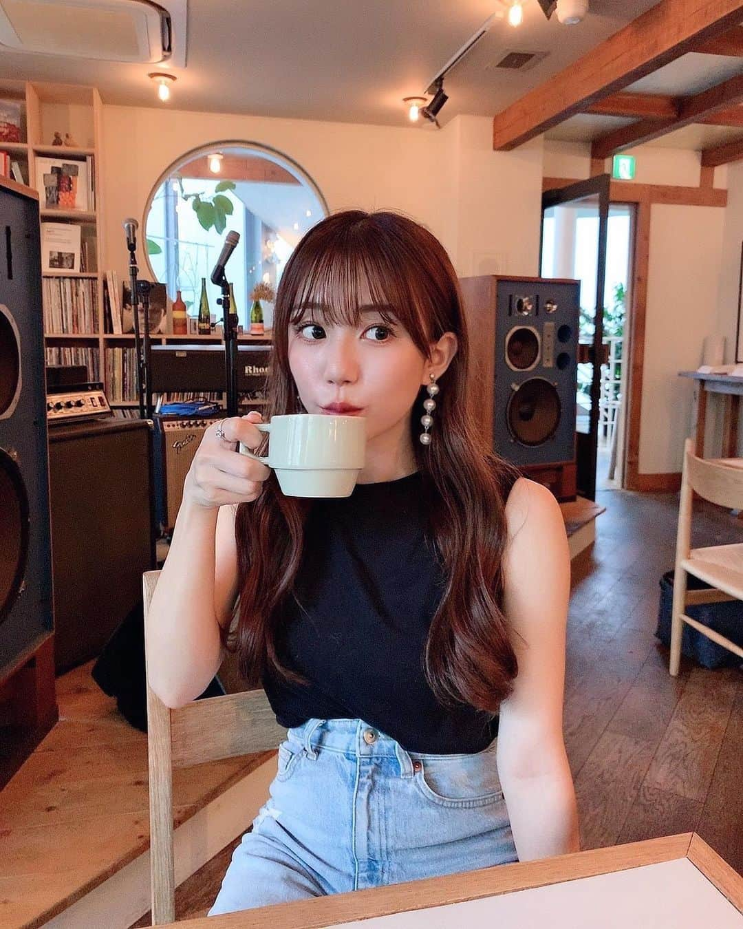 日野麻衣さんのインスタグラム写真 - (日野麻衣Instagram)「今日眠すぎて気付いたら コーヒー4杯飲んでたな☺︎☕️  髪切る前の写真だけどなんか少し長いのが恋しくなってきた☺︎そんなもんだよね。おやすみ。  #カフェ #コーヒー #グラビア #グラビアアイドル #ハッシュタグに困ってます」7月22日 23時24分 - hinomaiofficial