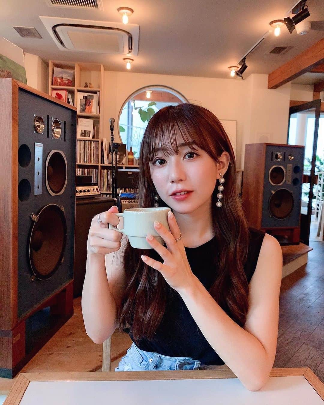 日野麻衣さんのインスタグラム写真 - (日野麻衣Instagram)「今日眠すぎて気付いたら コーヒー4杯飲んでたな☺︎☕️  髪切る前の写真だけどなんか少し長いのが恋しくなってきた☺︎そんなもんだよね。おやすみ。  #カフェ #コーヒー #グラビア #グラビアアイドル #ハッシュタグに困ってます」7月22日 23時24分 - hinomaiofficial