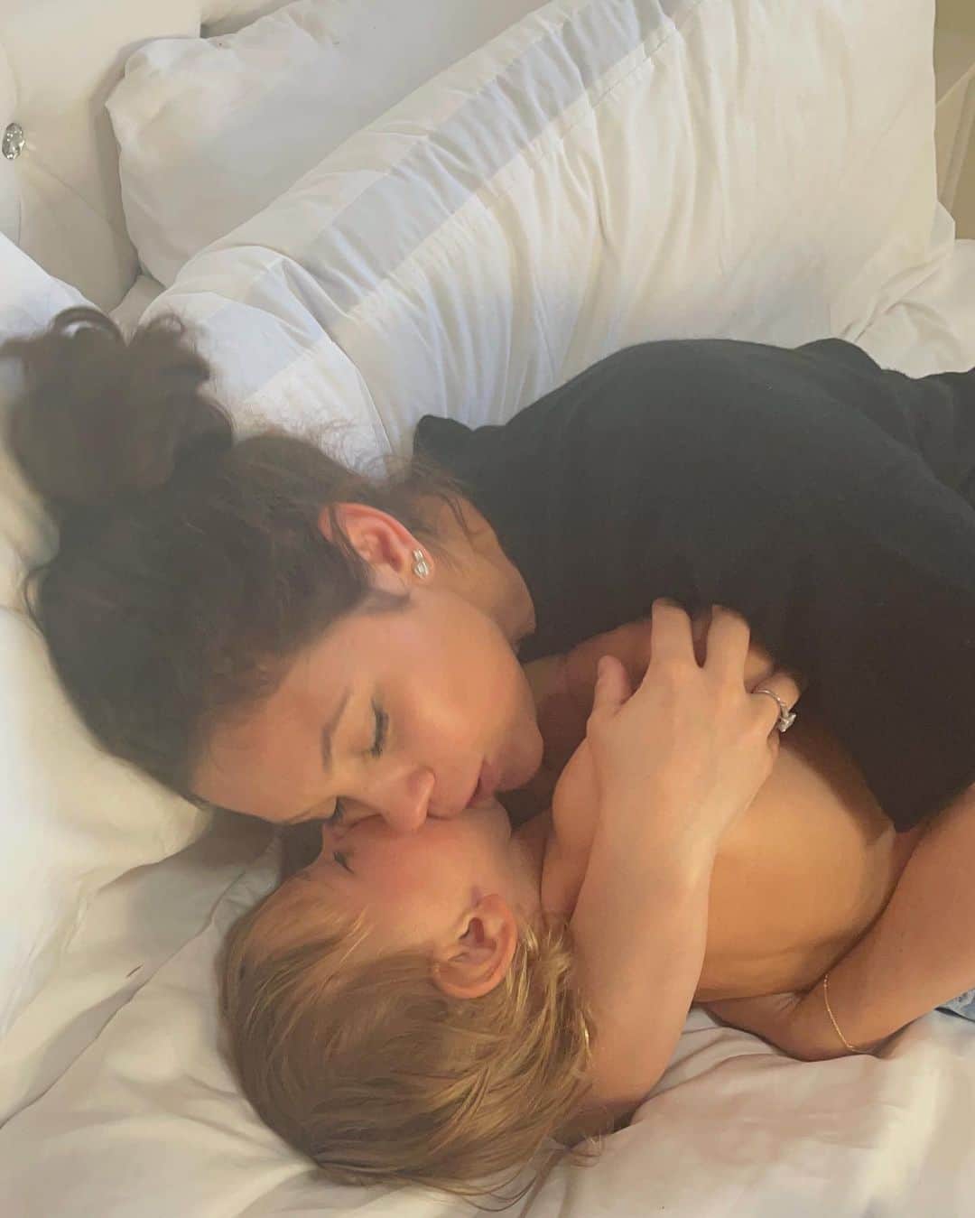 エレーナ・イリニフのインスタグラム：「Mama-son love ❤️ #MirPolunin」