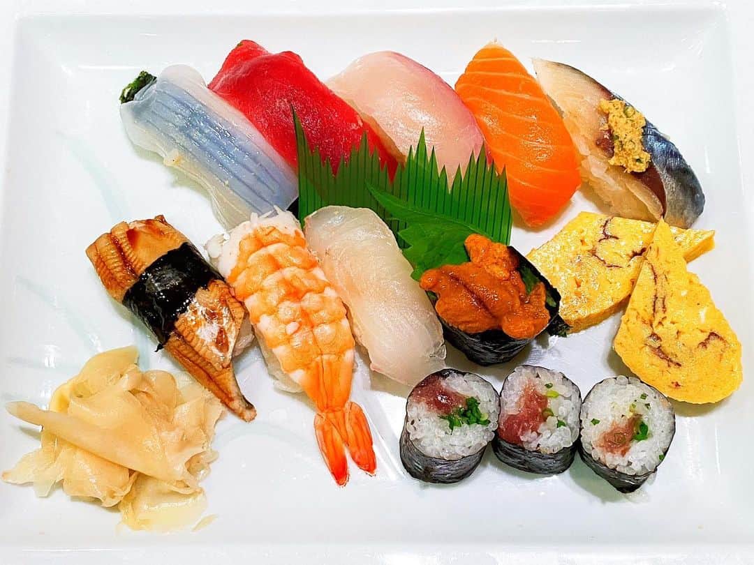 ベリッシモ・フランチェスコさんのインスタグラム写真 - (ベリッシモ・フランチェスコInstagram)「Delicious Sushi time in Hakata!🍣🍶👘お寿司って美味しいね😂❤️ Un ottimo Sushi fresco fresco👌 #ベリッシモ #料理研究家 #francescobellissimo #chef #tvchef #celebritychef #cheflife #chefrock #foodstagram #foodporn #foodblogger #foodpics #vitamondana #luxurylifestyle #luxury #sushi #sushistagram #sushilovers #sushitime🍣 #sushiporn #sushiforever #博多 #福岡 #すし割烹かじ #寿司 #simpleisbest #riccanza #pescecrudo #giappone #cucinagiapponese」7月22日 23時40分 - bellissimoyoshi