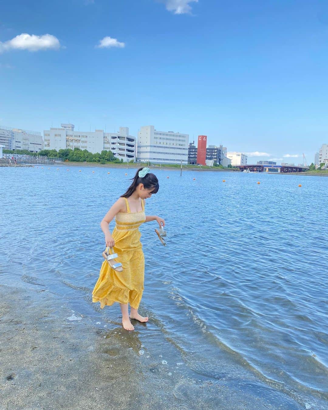 本郷柚巴のインスタグラム：「#海の日 #Flash さん #platinumFlash さん #オフショット」
