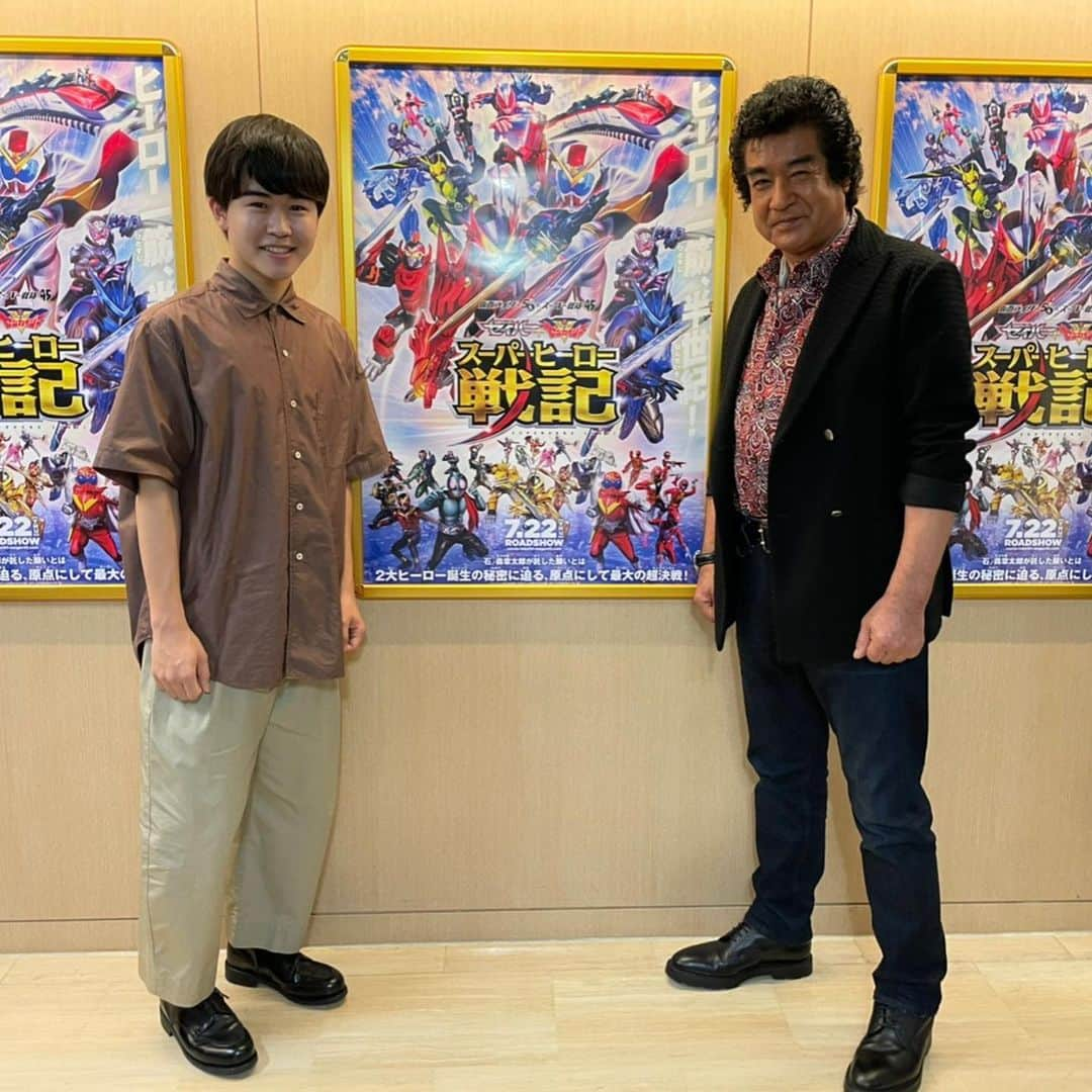 鈴木福さんのインスタグラム写真 - (鈴木福Instagram)「本日「セイバー＋ゼンカイジャー　スーパーヒーロー戦記」が全国公開されました！  写真は同い年の仮面ライダーブレイド！ 僕の生まれた歳の仮面ライダーです。  報道されていましたが、謎の少年改め、石ノ森章太郎先生の役をやらせていただいています。  仮面ライダー、スーパー戦隊の最初の物語、「仮面ライダー」と「秘密戦隊ゴレンジャー」を描かれた石ノ森先生の役をやらせていただくことは、ファンであるからこそ、プレッシャーに感じる部分もありました。  でも今、この役をやれて本当に良かった、自分にやらせてもらえて本当に良かったと、胸を張って言えます。  今まで仮面ライダー、スーパー戦隊をずっと観てきた方も、ちょろっとでも観ていた方も、この作品を観れば、ヒーローたちに出会えて良かったと思えるはずです。  そして、石ノ森先生への感謝、リスペクト、歴代のヒーローたちへの愛、スタッフさん方、出演者のみなさんの熱い愛が詰まった作品です。  僕の大好きなヒーローたち、そして石ノ森章太郎というヒーローを、みんなに観て欲しいです！  #スーパーヒーロー戦記#石ノ森章太郎#仮面ライダー#スーパー戦隊 #仮面ライダーブレイド」7月22日 23時47分 - s_fuku_te