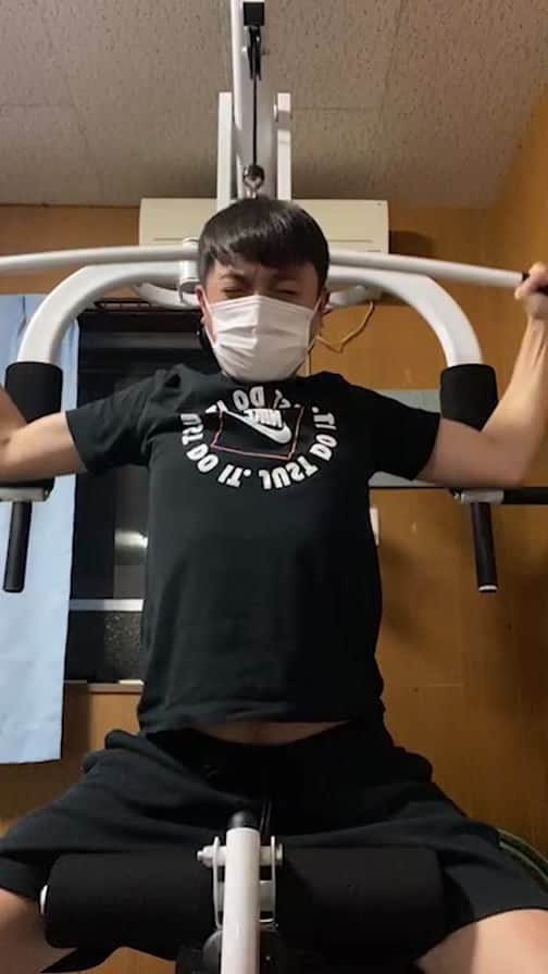 のインスタグラム：「筋トレ配信です💪これから頑張っていきます🔥 肩の筋肉が雑魚すぎて亜脱臼してるとお医者さんに言われました。人生でムキムキなった事ないけど34歳で初めてに挑戦します。応援宜しくお願いします🥺 #沖縄#okinawa#筋トレ#腕立て#マッチョ#筋トレ男子#トレーニング#NIKE#ジム#芸人#お笑い#よしもと#ザコ肩脱出プロジェクト#プロテイン」