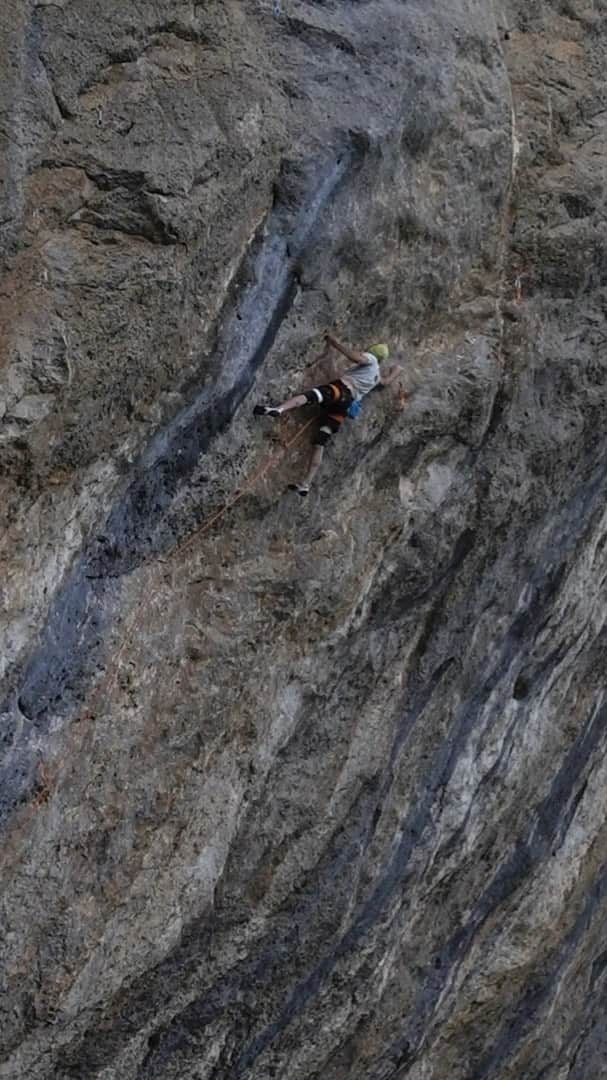 デイブ・グラハムのインスタグラム：「The first three weeks here in Ceuse has been a blast 💥 It’s such a treat to be back at this legendary crag climbing on world-class stone and 5-star rigs 🙌🏻 The last time I was here was back in 2009, so I have plenty of new routes to sample along with the mega-classics I’ve been dreaming of getting on for so long. One of the first routes I decided to start investigating was Jungle Boogie, a compact power-resistance climb on the left side of the Biographie sector, and it happens to feel like something I can do 😅 After crafting some beta for myself, I quickly managed to do the route with one hang, falling on the move I personally find the hardest, then doing the move after a brief rest to the top. This clip is from about 10 days ago, and since then I’ve managed to stick the move twice from the start, with a couple different methods, and after zero rest, linking the sequence into the resistance ramp-boulder to the anchor. Conditions have been amazing in my opinion, maybe since the highest temperature is half of what I experienced in Spain last summer, but a cool breeze often keeps it cold and fresh enabling attempts on a route like this, which consists of mainly small crimps and pockets. I’m starting to feel the flow this wall requires, and adapting to the typical run-out style which is always spooky at first, and preparing myself for my main goal; starting the process of attempting @alexandermegos ‘s Bibliography [9C], undoubtedly the hardest route I will have ever tried up to now. I know I don’t exactly have the requisite resume for trying a route of this diffuclty, but I genuinely see it as a route I may be able to climb someday, and enjoy dreaming of having it as a long term project, like I experienced with Biographie, the neighboring 9A+ benchmark first ascended by @chris_sharma 💫 So syked to get back up to the crag and rage the projects, enjoy the amazing ambiance and awesome crew 🕺 Lets see how long we end up staying here 🤔 The Swiss Alpine is calling my name, but it may need to hold off until September as Ceuse might be the hardest crag in the world to leave behind for another season 🔥🤯 @adidasterrex @fiveten_official @petzl_official @frictionlabs」