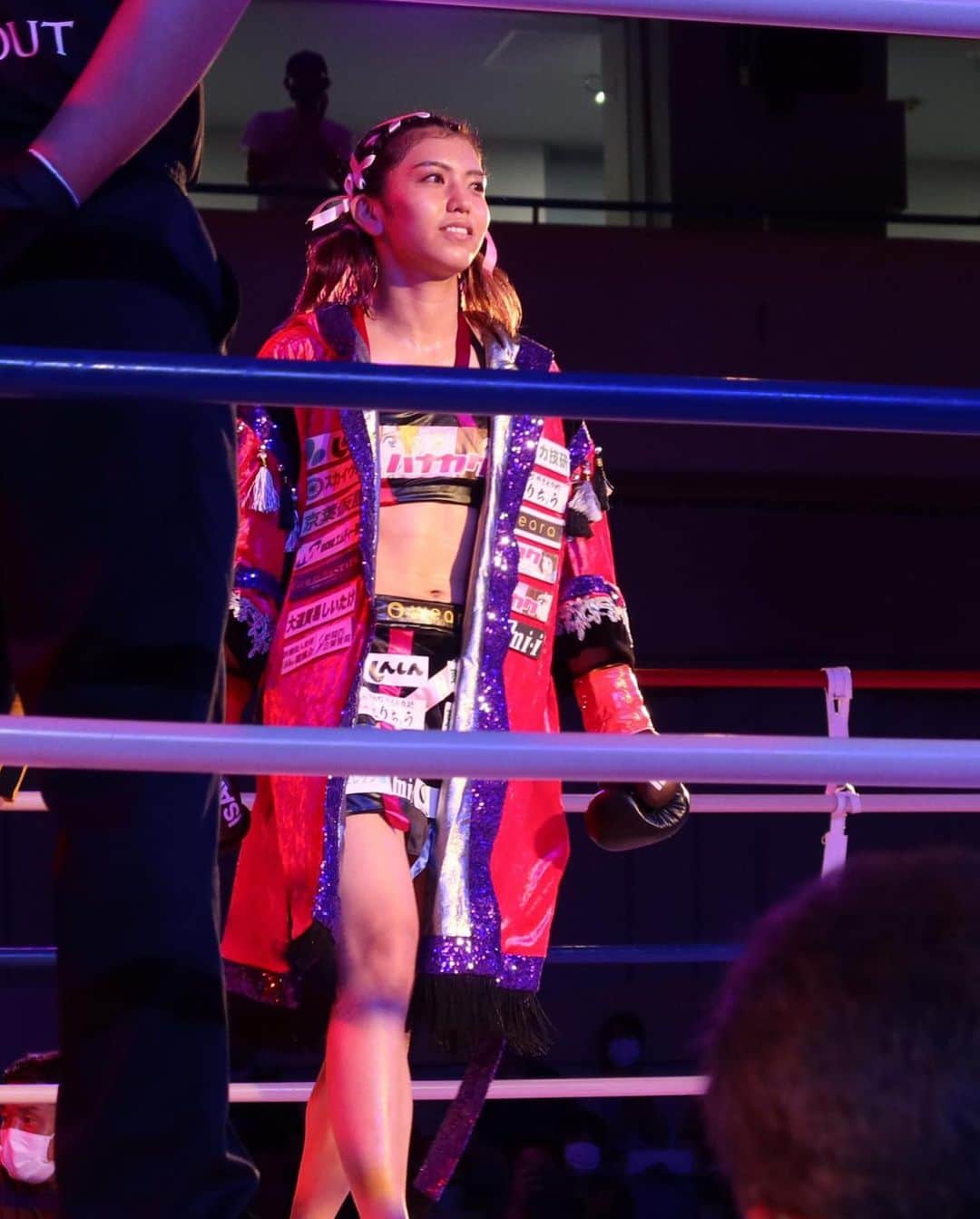 ぱんちゃん璃奈さんのインスタグラム写真 - (ぱんちゃん璃奈Instagram)「今回のガウンは特別な方が、 大事な試合だから気合いが入るものをプレゼントしたいと言って下さり、 私のために考えて丁寧にデザインして下さり、それをスタイリストの渡辺奈央さん(@stylist_watanabenao)が衣装を作ってくださいました🙇‍♀️  裏地の左胸に、一人じゃないみんなついてるというメッセージが英語で書いてあって こんなに素敵なプレゼントいただけて本当に嬉しいです😭  そして、今回初めて黒色基調のコスチュームにしました✨ ブラックぱんちゃんで今までとは違う強いぱんちゃんを見せたかったのが理由です！ 自分カラーのピンク、紫色も混ぜてもらって、 カラフルにそして、輝ける衣装を皆川美絵さん(@mie_minagawa)に作っていただきました！ 可愛いコスチュームは、リングに上がる前の私のテンションと気持ちをぶち上げてくれます！  そしてスポンサードをしてくださってる方々です。 本当にいつもありがとうございます。 良い練習、良いケア、格闘技にだけ専念できる環境にさせてくださってるのはスポンサー様のお陰なので、必ず勝ってロゴを輝かせますという約束をしてます！それが負けられない1つにもなってます！  年間スポンサー様 ●fuku様(個人)漫画「ハナカク」　2枠 ●大道貿易株式会社様 ●トリニティ株式会社様 「weara」 ●株式会社新進様 ●東京アスカ技研株式会社様 ●スカイウエスト様 ●錦糸町やきとり処 とりちょう様 ●株式会社京葉仮設様 ●株式会社エムディー警備様 ●セレソン株式会社様 ●株式会社GOLD FASTATE様 ●医療法人社団　健鳳会様 ●MI.I様  今回のスポンサー様 ●アンリミテッド・アートワールド株式会社様 ●COCOIN様 ●株式会社駄菓子乃瀧ちゃん様 ●新関西企業警備株式会社様 ●2.5郎丸様  ありがとうございました🙇‍♀️ 次戦のスポンサードしてくださる方は、 お問い合わせよりジムの方へお願い致します🤲  #スポンサード　#キックパンツ　#コスチューム　#ぱんちゃん璃奈　#ありがとうございます」7月23日 0時51分 - panchanrina