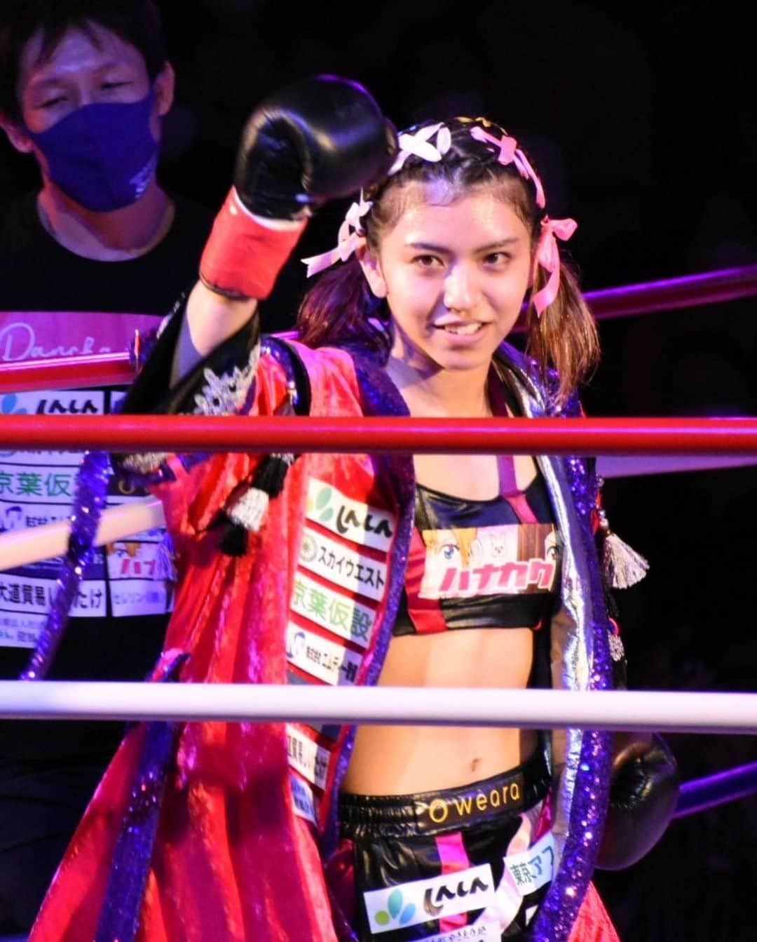 ぱんちゃん璃奈さんのインスタグラム写真 - (ぱんちゃん璃奈Instagram)「今回のガウンは特別な方が、 大事な試合だから気合いが入るものをプレゼントしたいと言って下さり、 私のために考えて丁寧にデザインして下さり、それをスタイリストの渡辺奈央さん(@stylist_watanabenao)が衣装を作ってくださいました🙇‍♀️  裏地の左胸に、一人じゃないみんなついてるというメッセージが英語で書いてあって こんなに素敵なプレゼントいただけて本当に嬉しいです😭  そして、今回初めて黒色基調のコスチュームにしました✨ ブラックぱんちゃんで今までとは違う強いぱんちゃんを見せたかったのが理由です！ 自分カラーのピンク、紫色も混ぜてもらって、 カラフルにそして、輝ける衣装を皆川美絵さん(@mie_minagawa)に作っていただきました！ 可愛いコスチュームは、リングに上がる前の私のテンションと気持ちをぶち上げてくれます！  そしてスポンサードをしてくださってる方々です。 本当にいつもありがとうございます。 良い練習、良いケア、格闘技にだけ専念できる環境にさせてくださってるのはスポンサー様のお陰なので、必ず勝ってロゴを輝かせますという約束をしてます！それが負けられない1つにもなってます！  年間スポンサー様 ●fuku様(個人)漫画「ハナカク」　2枠 ●大道貿易株式会社様 ●トリニティ株式会社様 「weara」 ●株式会社新進様 ●東京アスカ技研株式会社様 ●スカイウエスト様 ●錦糸町やきとり処 とりちょう様 ●株式会社京葉仮設様 ●株式会社エムディー警備様 ●セレソン株式会社様 ●株式会社GOLD FASTATE様 ●医療法人社団　健鳳会様 ●MI.I様  今回のスポンサー様 ●アンリミテッド・アートワールド株式会社様 ●COCOIN様 ●株式会社駄菓子乃瀧ちゃん様 ●新関西企業警備株式会社様 ●2.5郎丸様  ありがとうございました🙇‍♀️ 次戦のスポンサードしてくださる方は、 お問い合わせよりジムの方へお願い致します🤲  #スポンサード　#キックパンツ　#コスチューム　#ぱんちゃん璃奈　#ありがとうございます」7月23日 0時51分 - panchanrina