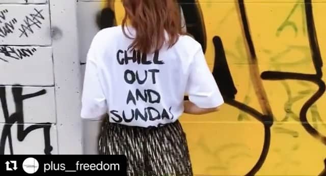 樹麗のインスタグラム：「#movie ちるあうとあんどさんでーむーん🌝 一回座ろうとしてるのじわる。  月を見てるとなんか時がゆっくりだね〜  #CHILLOUT #AND #SUNDAY #MOON #🌝」