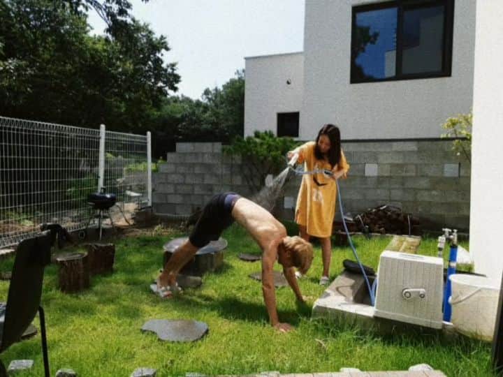 シン・ソユルのインスタグラム：「🏝  (+) ...등목훈수 종알종알....😬」
