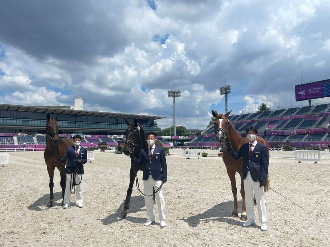 林伸伍のインスタグラム：「Vet check done✔️ All the Japanese horses accepted👍️  #馬術 #馬場馬術 #馬 #乗馬 #vetcheck #horse #dressage #equestrian  #horseriding #horsesofinstagram #東京オリンピック #東京五輪 #日本代表 #teamjapan #林伸伍 #roadtotokyo　#東京2020 #tokyo2020 #athlete #アスリート」