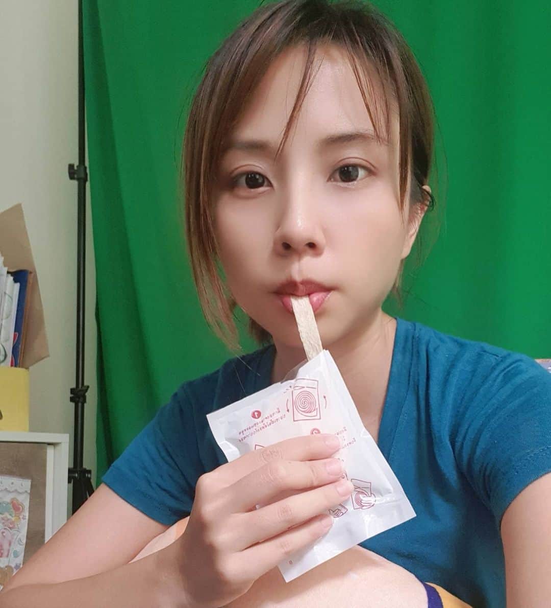 ビーム先生のインスタグラム：「กินหนมไปวันๆ 仕事しながらおかし  #influencer #blogger #youtuber #thai #thaigirl #japan #日本　#タイ　#インフルエンサー　#ブロガー　#ユーチューバー　#外国人　#訪日外国人　#タイ人　#タイ語　#บล็อกเกอร์ #ยูทูปเบอร์ #ไทย #ญี่ปุ่น #ภาษาญี่ปุ่น」