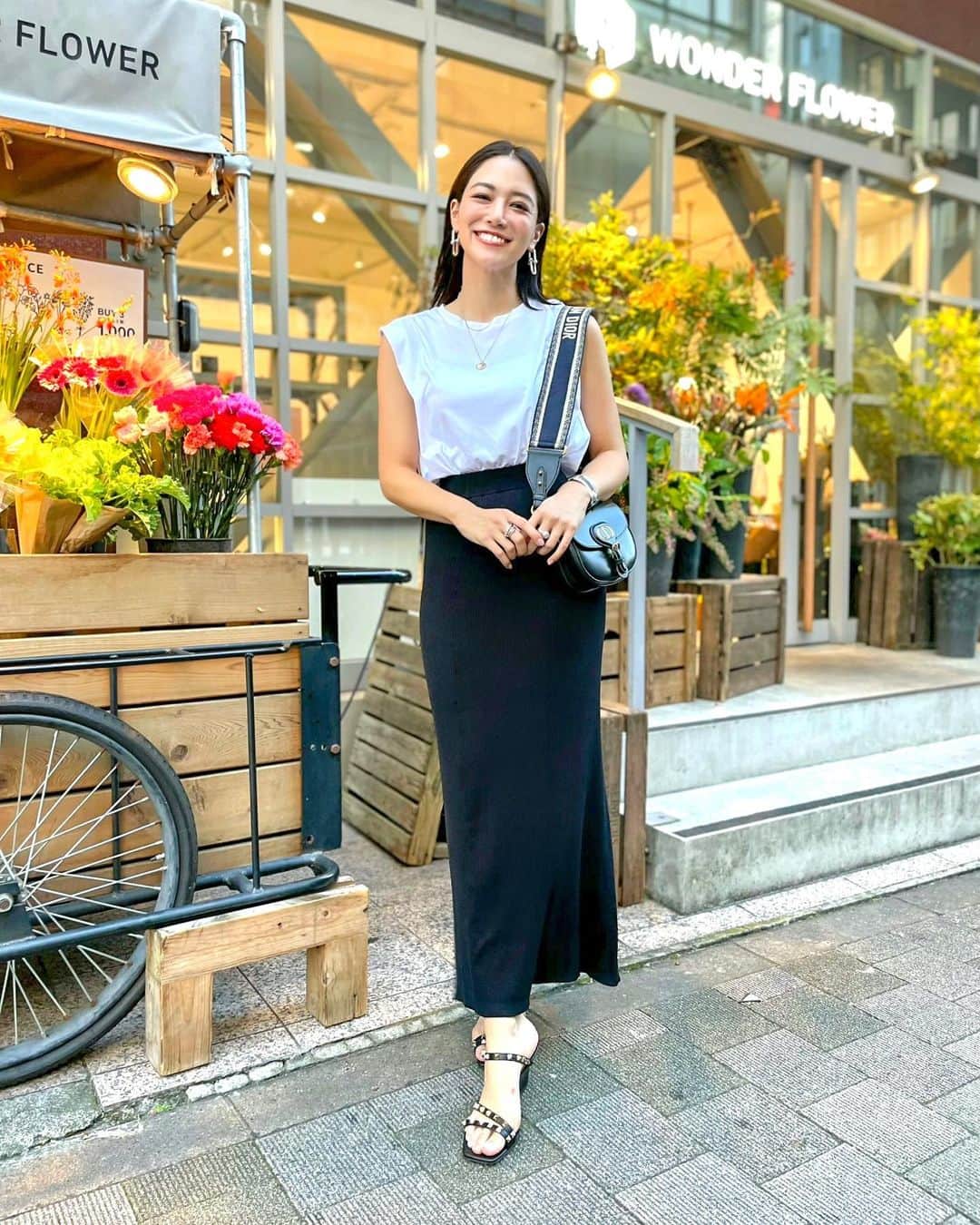 のインスタグラム：「こんにちは☀️ . 今日は初夏のモノトーンコーデ👗 先日見つけたシンプルかつおしゃれでカジュアルに着られる比較的プチプラな高見えブランド @blueserge_official 💛✨ . このニットのスカートもなんと7980円！一万円しないんです❣️ ニットスカートって太って見えたりして避けがちだったけど、これは逆にスタイル良く見えるの❤️360度どこを前にしても良し！角度によってスカートのシルエットも変わります！私はタグが右お腹にくるように着てるよ💛 . tops... @blueserge_official  skirt... @blueserge_official  sandals... @maisonvalentino  bag... @dior . 全体をモノトーンで💛髪の毛は少しウェットスタイルでストレートにしてかっこよくしてみました✨ 今日は色々やらなきゃいけないことを片付けます🔥 . 今日も素敵な1日を❤️ . #blueserge #ファッション通販 #りなまるコーデ #モノトーンコーデ #モノトーン #monotone #blackandwhite #大人コーデ #大人女子 #大人カジュアル #黒髪 #夏服コーデ #タンクトップ #ノースリーブ #シンプルコーデ #カジュアルコーデ #休日コーデ #カジュアルファッション #ニットスカート #valentino #ヴァレンティノ #dior #ディオール #ストレートヘア #ストレートパーマ #ヘアスタイル #ティファニー #tiffany #ウェットヘア #夏服」