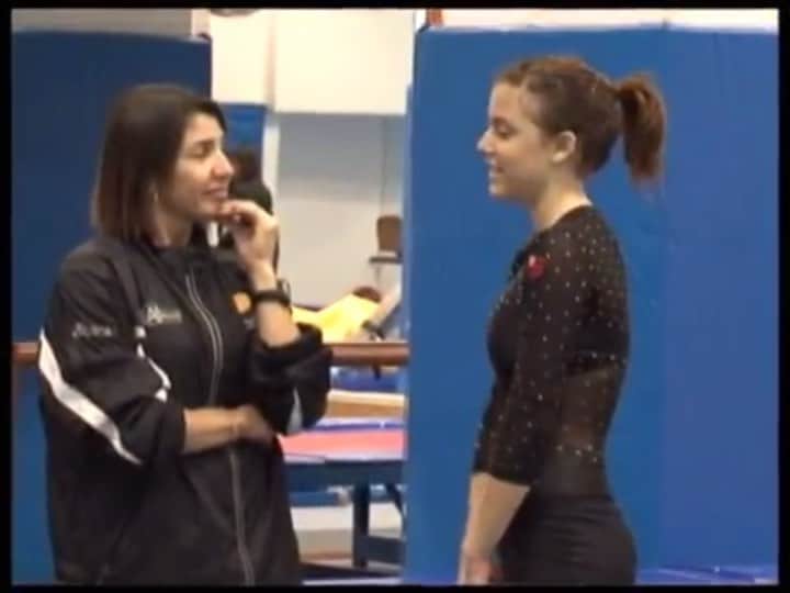 Alice Wegmannのインスタグラム：「fiz 8 anos de ginástica artística, alguns deles treinando 7h por dia. o esporte me fez a Alice que sou hoje. quando era ginasta, acordava cedo pra ir pro ginásio, emendava na escola e depois voltava pra treinar até tarde da noite. me lembro que, com 9 anos indo competir o brasileiro, a nossa equipe não tinha grana pra viajar. minha mãe teve a ideia de rifar uniformes de futebol autografados pelo time e assim arrecadamos dinheiro pras passagens de avião e hospedagem da equipe. muitas das meninas não tinham dinheiro sequer pra pagar a passagem de ônibus pra ir treinar todos os dias. digo isso porque penso que o esporte - sobretudo feminino - precisa de mais incentivo no brasil - e hoje vendo esse vídeo, no meio das olimpíadas, deu vontade de pedir que a gente dê mais atenção e mais oportunidades aos nossos atletas. o esporte educa, salva e faz sonhar. 💛💚💙」