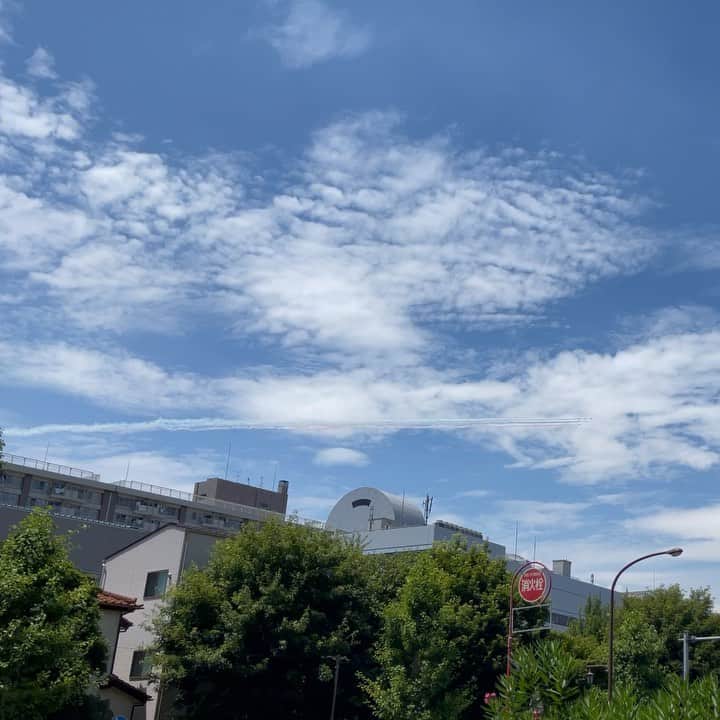 高畑正幸のインスタグラム：「飛んでる ブルーインパルス。 今日は5色か。」