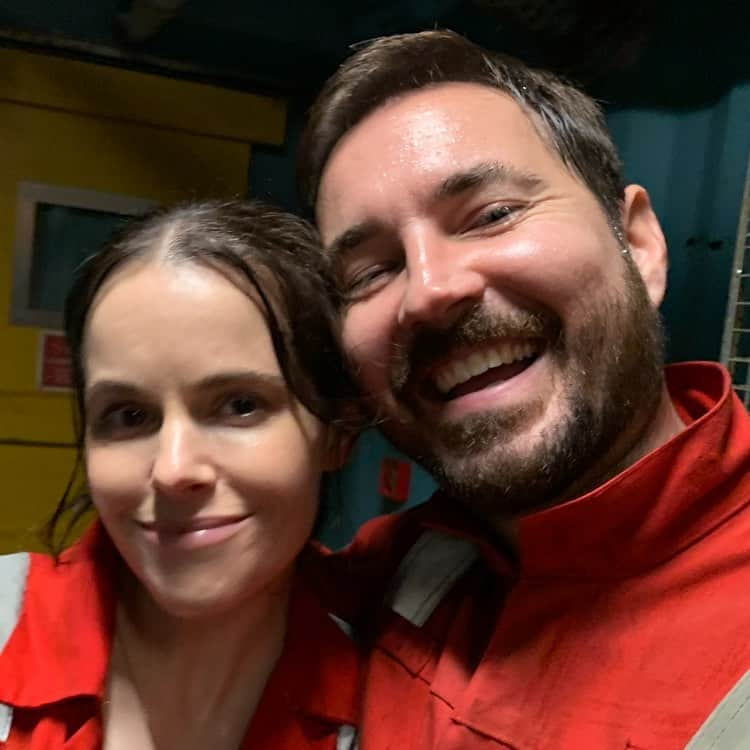 イアン・グレンのインスタグラム：「Met on the rig. Friends for life!! XO @emilyhampshire @mrmartincompston」