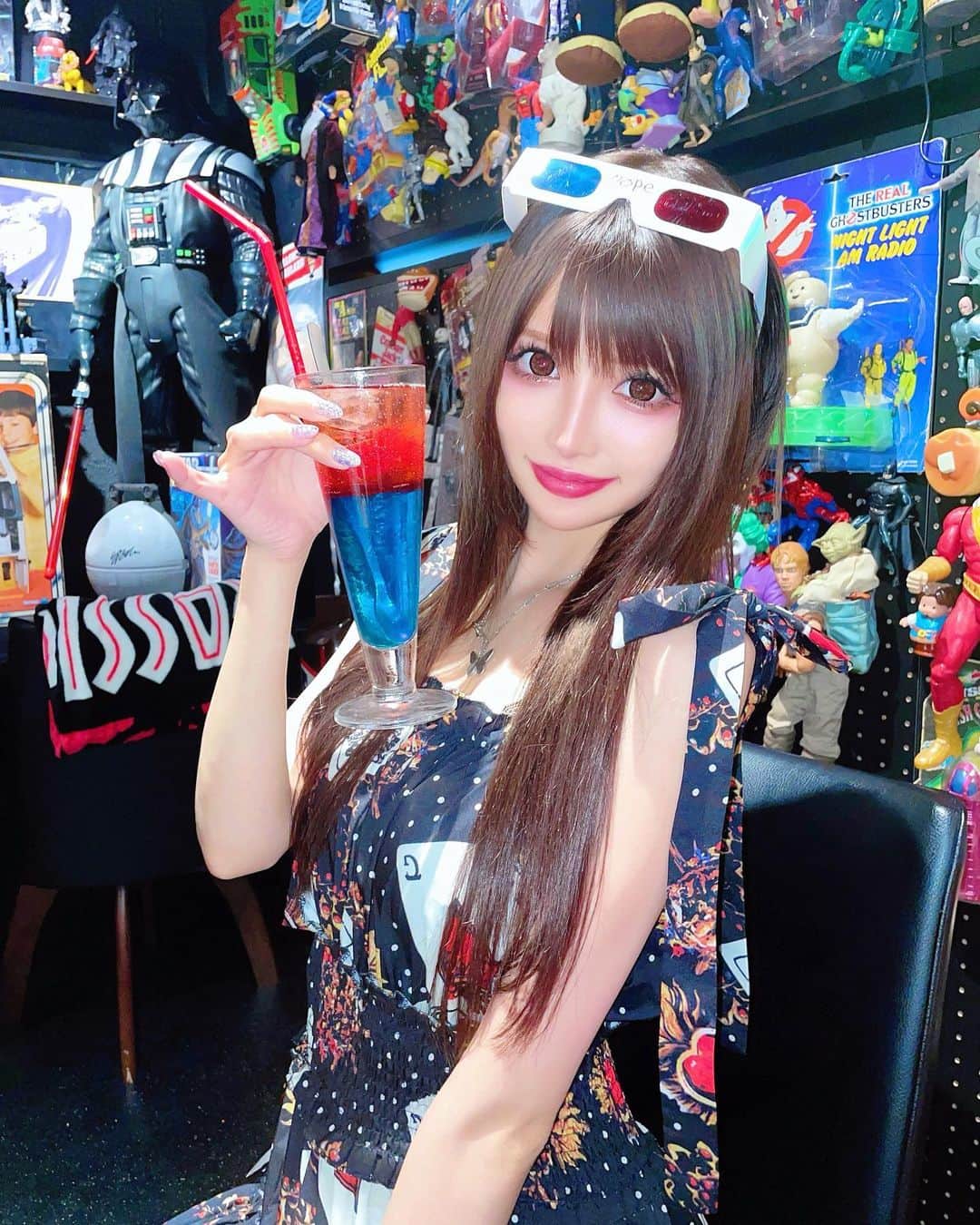 のインスタグラム：「@rosysamericandiner ♥️🍹🍔  3Dメガネ付きのドリンク可愛すぎた🥰♥️ 下の層がゼリーになっててスプライトっぽい爽やかな味だった♡♡  #rosysamericandiner #新宿南口グルメ #新宿南口カフェ #代々木カフェ #代々木#グルメ女子 #カフェ巡り #おもちゃカフェ#映画好き#ハンバーガー屋」