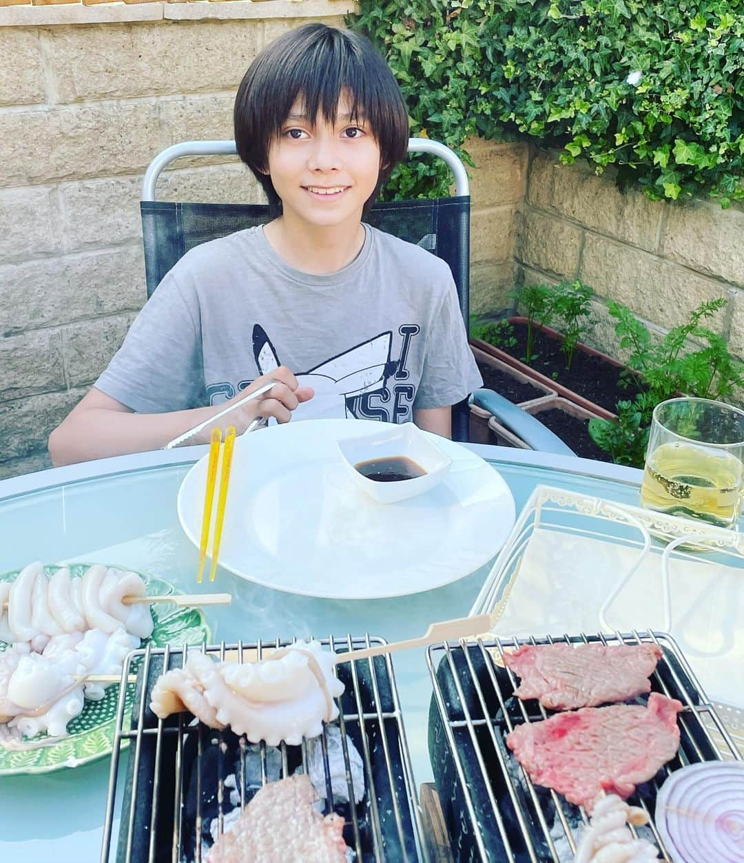 Hyuさんのインスタグラム写真 - (HyuInstagram)「ガーデン焼肉🥩 . . . . #庭で焼肉  #庭でバーベキュー  #ファミリーディナー  #イギリス生活　#日英ハーフ　#ハーフ男子　#ハーフキッズ　#ハーフキッズモデル　##レプロ　#Hyu」7月23日 8時21分 - ___h_y_u___