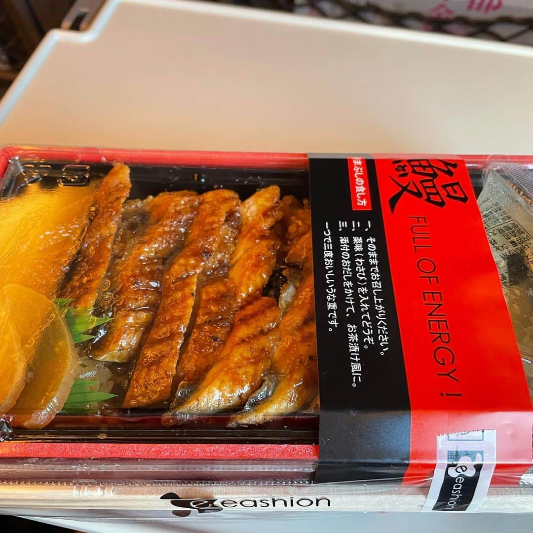 内山高志さんのインスタグラム写真 - (内山高志Instagram)「朝から新幹線で鰻食ってます^_^  #鰻 #沼津 #海」7月23日 9時06分 - takashikod