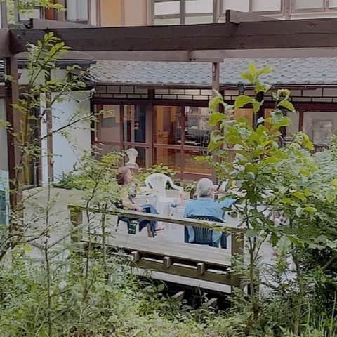 横沢ローラのインスタグラム：「ライブ会場はこのテラス。 前日のお食事会にて、追分の歴史や、立原道造氏の追分芸術家コロニー構想を教わる。」