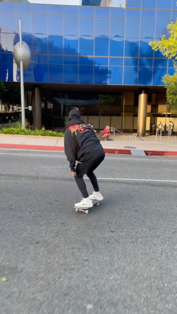 ナイジャ・ヒューストンのインスタグラム：「West Hollywood Ca📍 Got a new coin I’m a part of called Bitcahon. If some of you fuck with Crypto you can get in there early before it hits the market in 4 months🚀 @bitachontoken #nfa」