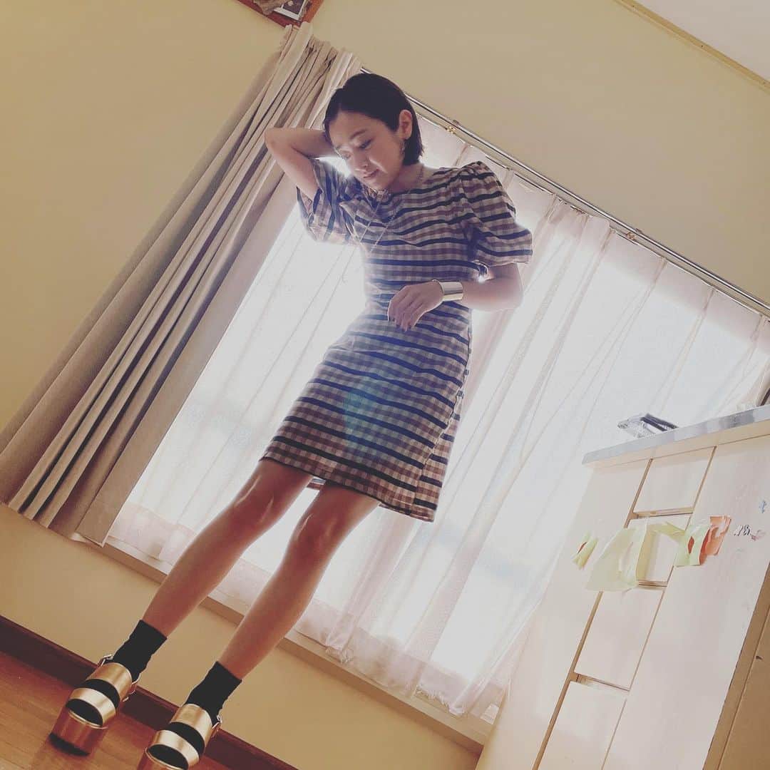 のインスタグラム：「🤎🖤🤎 オシャレ中3女子の新しい靴を、 試着させてもらう母😅 足のサイズほぼ同じ....」