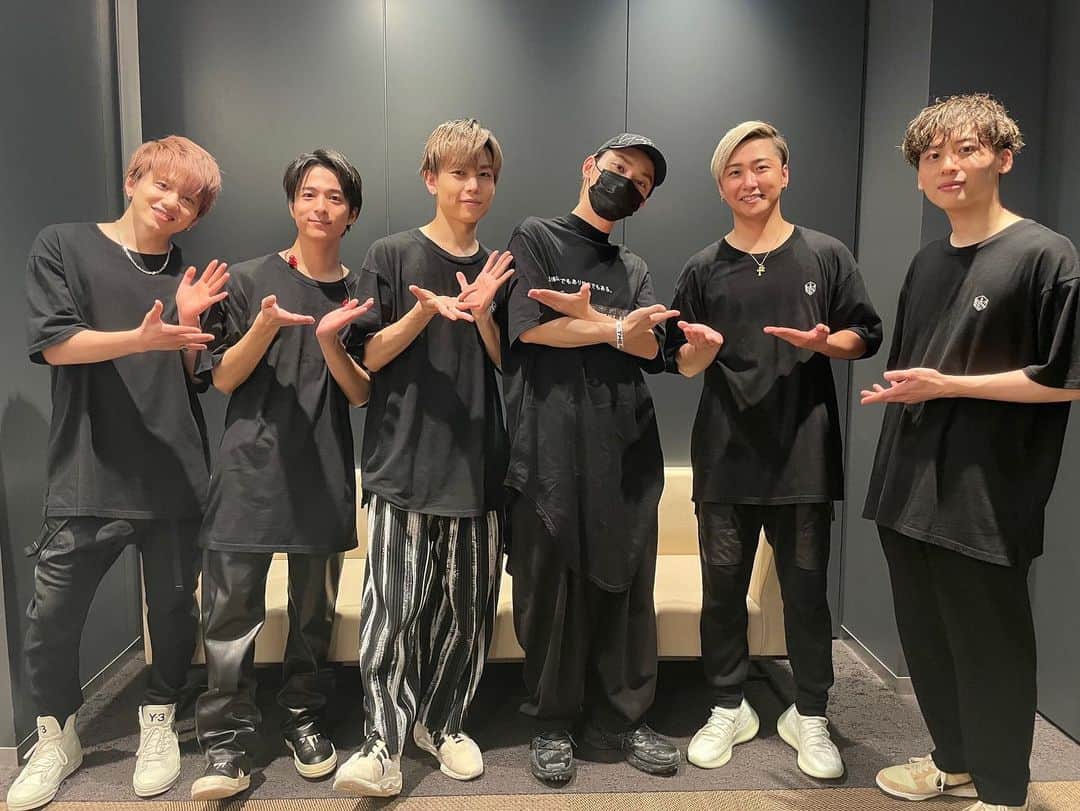 大野雄大のインスタグラム：「おはようございます！！  昨日は横浜公演1日目、 応援して下さった皆様、 ありがとうございました。  少し力みすぎた部分もありましたが、皆さんのおかげで楽しく幸せな時間を過ごすことが出来ました。  本日は2日目！！！ そしてフィジカル的にも未だかつてない勝負にもなるかと思いますが、  大大大好きな音楽なので、全力で楽しませていただこうと思います！！！😊👍  会場にお越し下さる皆様、 オンラインで観て下さる皆様、 応援して下さる皆様、  一緒に楽しみましょうね✨😊❗️❗️  #da_ice #アリーナツアー横浜公演 #日高大先輩 #nowplaying #アシタカせっ記 #全力疾走で」
