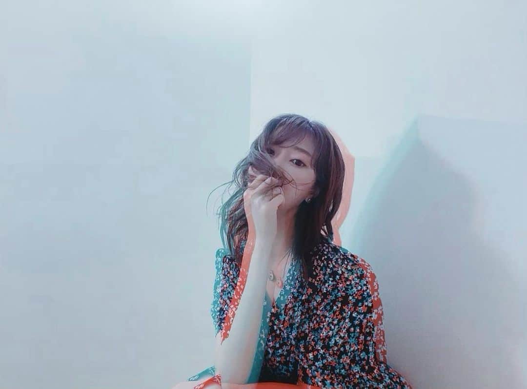 のインスタグラム：「よくこういうDMが届く。 ⁡ 愛護活動してるのだったら、 ⁡ 「お洒落したらダメ。遊びに行ったらダメ。 贅沢したらダメ。余裕があるなら動物へ！」 ⁡ ⁡ それとは別にこういうDMも届く。 ⁡ 愛護活動してる人たちは、 ⁡ 「いつも疲れ切っていて覇気がない。 金ばかり他人から貰って乞食みたい。貧乏。 女を捨ててる。」 ⁡ ⁡ どちらのコメントも私は凄く理解に苦しむ。 ⁡ ⁡ 私自身も活動していく中で思うけど、 みんなが思っている程まじラクじゃなくて、 理想と現実のギャップって恐ろしい程、真逆。 ⁡ ⁡ 女を捨ててるわけじゃなく、 自分に時間とお金をかける余裕が本当に無くなってくる。 動物と接するって、もちろん綺麗な状態はキープできないし、この時期は汗も大量にかいて、 日焼けして真っ赤にさえなるよ。 ⁡ 虫に刺されて肌はボロボロだし、 ⁡ 犬や猫のように室内にいる子のお世話は冷暖房があるかもしれないけど、 大型動物は真夏でも真冬でも屋外。 ⁡ 真冬なんか寒すぎて手足に霜焼けもできるからね。 ⁡ ⁡ 生きてる命がある以上、 「待った」は通用しないし「やめたい」も通用しない。 おまけにほんの少し失敗しただけで総叩きにあうプレッシャーも背負ってる。 ⁡ ⁡ １円にもならない活動を続けていくと、 想像以上に大変で優先順位は自然と自分は下になるのは当たり前のこと。 ⁡ ⁡ だからこそ私が昔から決めているのは、 勿論、優先順位は動物になってしまうけど、 自分磨きも手を抜かずに頑張りたい。 ⁡ 眠くてもしっかりスキンケアして、 誰に見せるの？と言われてもメイクはしっかりして、 ちゃんとジムに行って体型も維持して、 ⁡ ちゃんと両立している姿を見せて、 いろんな人に愛護活動を始めるきっかけになってほしい。 ⁡ ⁡ 活動をしてくれる人が増えれば、凄く良いことだよね！ 何人居たって困らないもん🙏🏻 ボランティアさんは好きな時間にお手伝いする事だって可能だし、 人手が足りれば、今の活動者たちが少しでもラクになるし、十分に動物たちに手をかけてあげられるようになる。 ⁡ 団体による虐待も減る。 ⁡ ⁡ 日本の愛護活動や保護団体という部分が、 もっともっと良い方向へ変わっていったら大分ラクになるんだけどなあ。 ⁡ ⁡ ※でもここだけの話、年齢を重ねるごとに美を維持できなくなってきてる事を実感しています。」