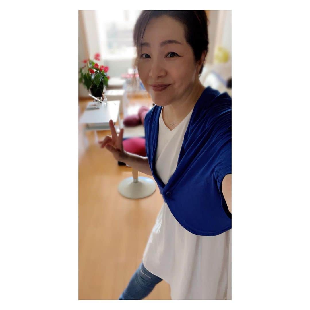 井上貴子のインスタグラム：「毎日暑さとの闘いですが  なるべく涼しげな洋服を選んで 気持ちだけでも涼んでいます（笑）  紅緒がもーすぐお誕生日で 元全女の社長夫人から ステキなお洋服を ギフトしてくださいました。  こんな着せられちゃって イヤな顔してますが この洋服を水に濡らして 着せると涼しい体感を得れるという 画期的なお洋服です。  ワンコたちは 地面からの照り返しもあり かなり暑さも厳しいので  夕方のお散歩に とても活躍してくれるでしょう。  柄も可愛いし。  ありがとうございました^ ^  LLPW-XのインスタとYouTube 新たにスタートしたので フォローとシェアをよろしくお願い致します。  Happyで^ ^  プロフィール画面に記載のURLより 通販サイト「神取屋」に飛べます^ ^  コロナ禍に携わる全てのお仕事の皆様。 心から感謝しています。 引き続き油断せずお気をつけてお過ごし下さいませ。 #井上貴子  #LLPWX #女子プロレス #紅緒と柊音 #トイプードル #画期的なイヌ服 #www.instagram.com/llpwxofficial #llpwxインスタあります #LLPWXYouTube再開です #チャンネル登録お願い致します #カンドリーチキンカレー売れてます #神取テレビチャンネル登録お願いします #LLPWX通販サイト神取屋 #TikTokはじめてみた #Twitterも見てね #感謝 #STOPCOVID19」