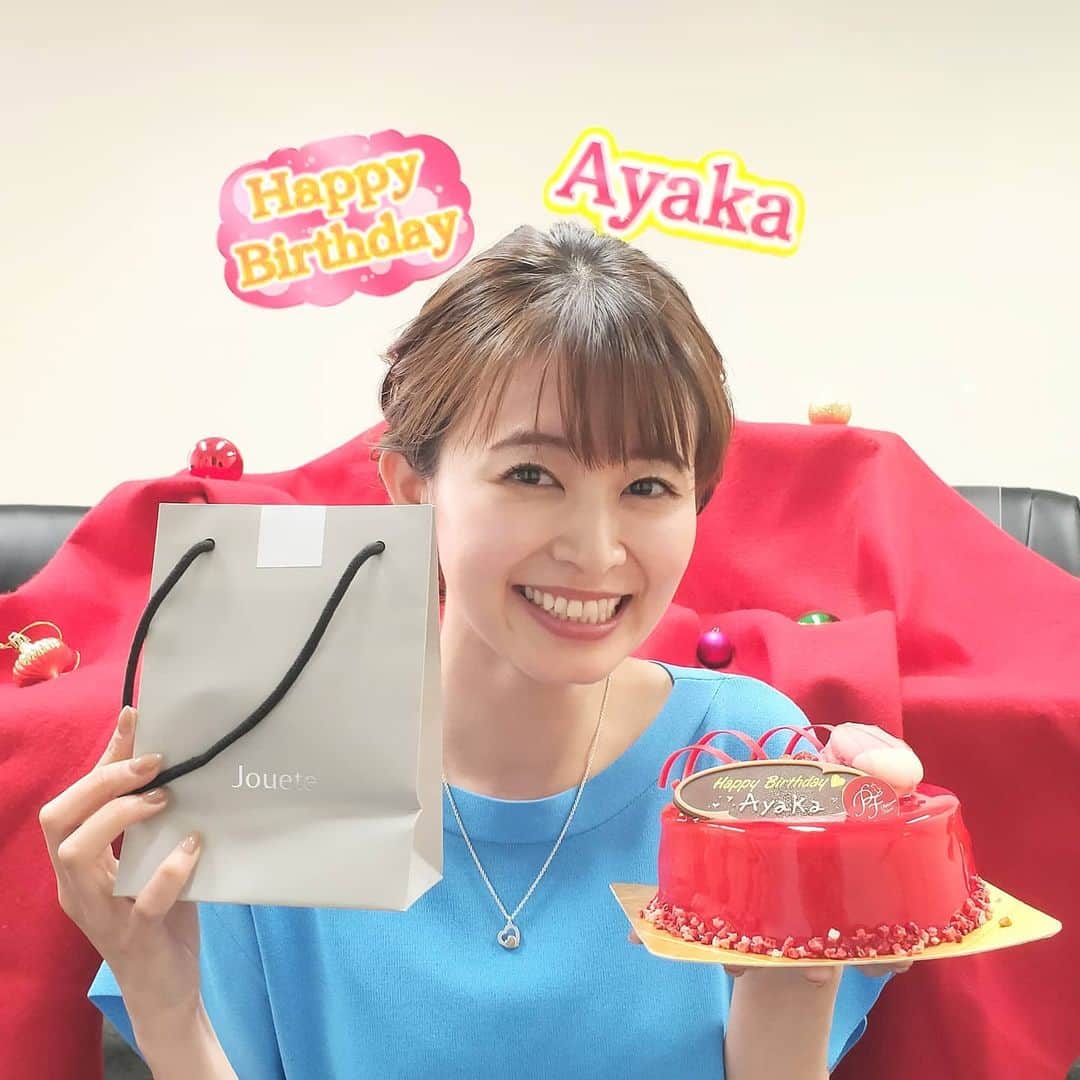 札幌テレビ「どさんこワイド朝」のインスタグラム：「きょうの放送後の一枚。  実は、あす7月24日は大家アナのお誕生日！ サプライズとしてケーキも用意しました。  1日早いですが、お誕生日おめでとうございます！ . . #どさんこワイド朝 #大家彩香  #あす #7月24日 #お誕生日  #プレゼント #ケーキ  #おめでとうございます」