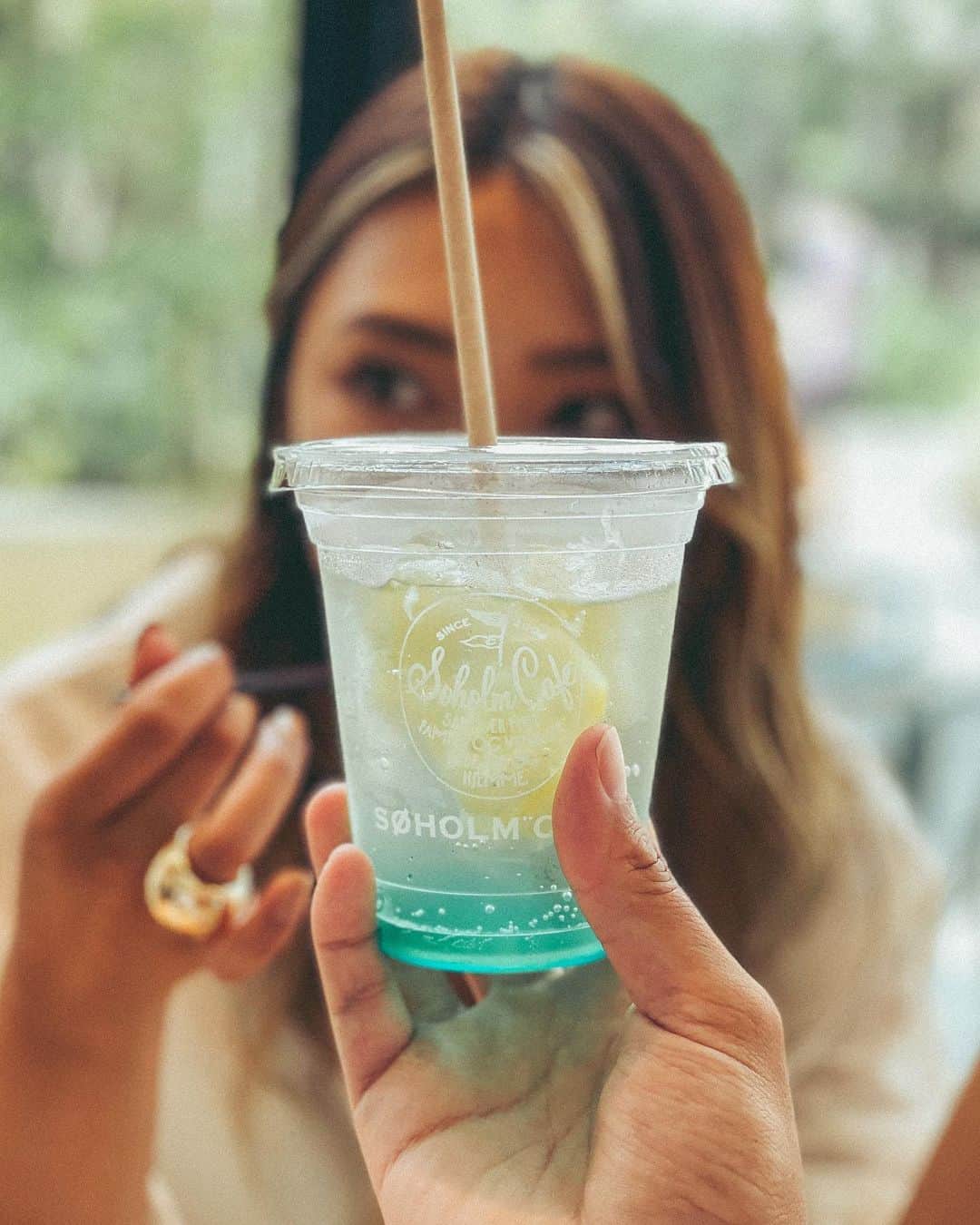 新井ニーニャのインスタグラム：「. 今日もデートしてきた👩🏼‍❤️‍👨🏾🍹 . . . #買い物 #夫婦 #夫婦デート #レモネード」