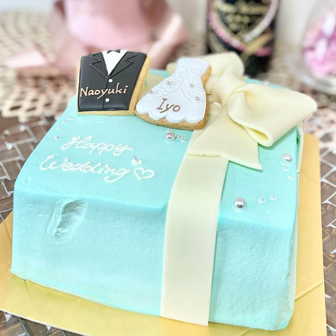 曲渕伊代のインスタグラム：「じれまいがお家に遊びに来てくれたときに プレゼントしてくれたWedding cake🎂👗  Tiffany blue色だけど、中身はショートケーキで 味もしっかり美味しかった😋💙」