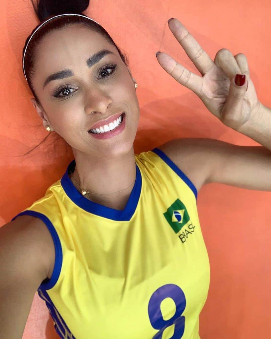 ジャケリネ・カルバリョのインスタグラム：「As olimpíadas começaram e hoje estou como telespectadora!   Lembro da emoção de deixar a família em casa para ir fazer o que tanto amo! Sempre com muita garra e determinação! Hoje eu estou do outro lado!   É outra emoção, mas o desejo de ver os atletas brasileiros com o ouro no peito, permanece! Posso não estar nas quadras, mas com certeza daqui do sofá, estarei torcendo com a mesma garra!   Toda força, boas vibrações e sorte aos atletas brasileiros! 💚💛」