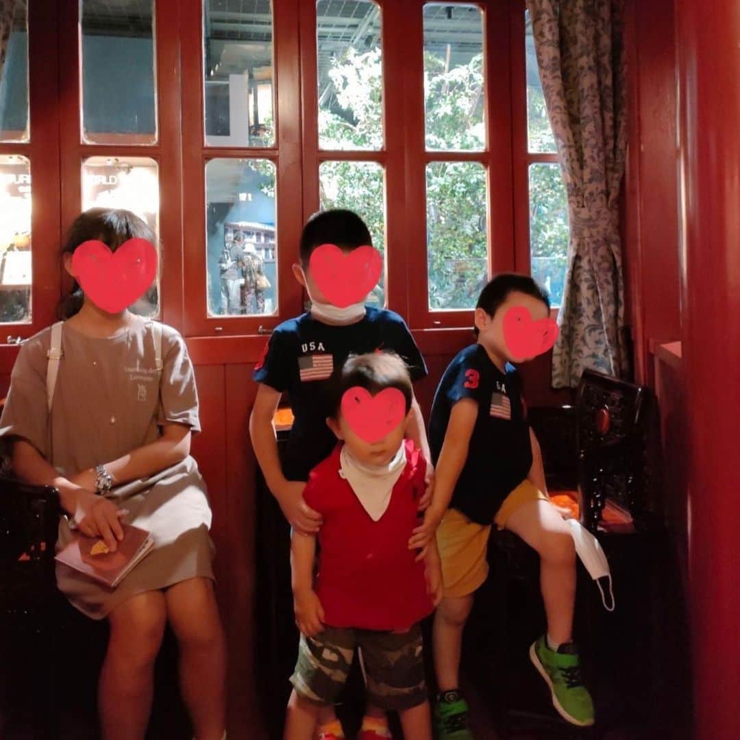 服部水季さんのインスタグラム写真 - (服部水季Instagram)「【親子遠足で茶室体験】  @tea.lover.bell さんにお誘いいただき 「親子遠足」に参加しました。  3組の母子、(男児3人、女児1人)で向かった先は、静岡県島田市にある #ふじのくに茶の都ミュージアム   建築やお庭が素晴らしく、体験wsなども充実の施設🏢  茶室と日本庭園は大きく立派。 大名茶人小堀遠州(こぼりえんしゅう)が手掛けた建物と庭園を復元したものだとか(HPより引用)  ミュージアムは、 お茶にまつわる様々な展示品、展望テラス、上海の茶館の復元、体験コーナー、景色が一望できるレストラン、ミュージアムショップ...etc...  この充実ぶりで 入館料は、なんと¥300 🙄‼️  抹茶挽き体験にいたっては¥100 🙄🙄 挽いたお抹茶のお持ち帰りとお菓子もついている。 採算が合うのか？と頭で余計なことを考える。(大人はいやねぇ😂)  本格的な茶室での茶道体験も出来ました🍵 季節のお菓子とお抹茶一服¥500  息子は美しいお菓子に心奪われていました(写真３枚目)  行く前は、1歳児どうなる⁉️ とハラハラしてましたが小さな子どもでも楽しめました。 抹茶挽きは4歳の子どもでも1人で出来ていたよ。  息子は途中から「にいに〜」と2人のお兄ちゃんに、なつきだして追いかけ回したり抱っこや手を繋いでもらいご機嫌😌  10歳の女の子は、ほぼ保育者。 大人が1人プラスされた感覚👏 女子はしっかりしてるなぁって改めて感じました。  夏休みの一つの行き先として、学習や体験も出来ておすすめです🍵✏️  大人も、もちろん楽しめる😌 (お茶の飲み比べ、抹茶アイス食べ比べ、パフェもあったよ)  連休初日、とても楽しく親子ともに思い出が沢山作れた一日でした。 ありがとうございました❤️❤️❤️  #茶室 #抹茶 #池泉式回遊庭園 #親子遠足 #連休の過ごし方」7月23日 21時27分 - yoginimizuki
