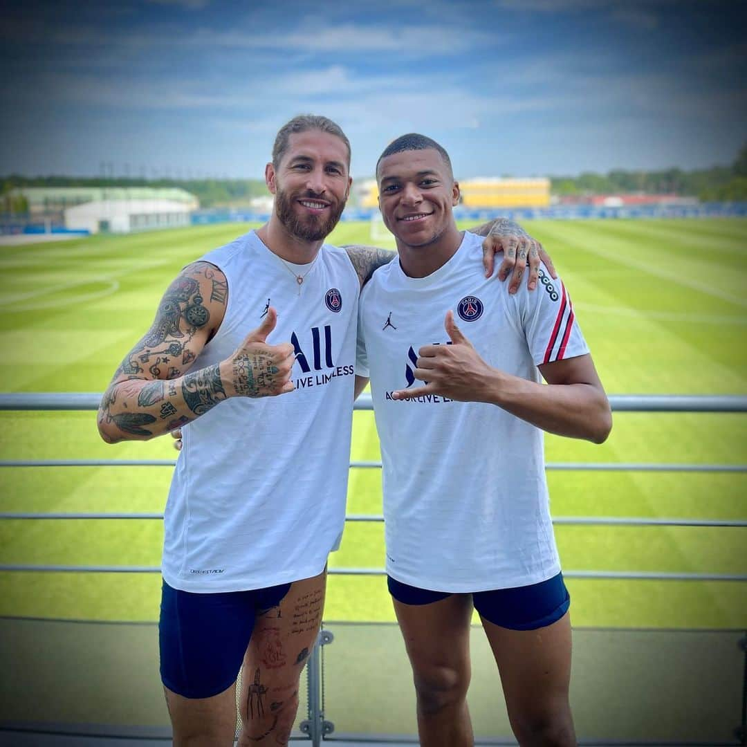 セルヒオ・ラモスさんのインスタグラム写真 - (セルヒオ・ラモスInstagram)「😀 #icicestparis」7月23日 21時21分 - sergioramos