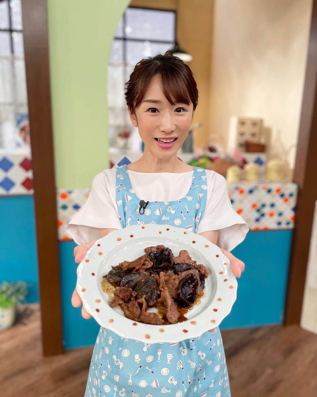 堂真理子さんのインスタグラム写真 - (堂真理子Instagram)「明日テレビ朝日で朝4：55〜の「おかずのクッキング」は、素材のレシピから「きくらげ」を使った料理をご紹介します🍴✨ おかずにも、おつまみにもなる、きくらげレシピ、是非チェックして下さい❣️   #おかずのクッキング #おかず #料理 #きくらげ  #土井善晴 先生  #テレビ朝日 #堂真理子 #アナウンサー  ☆エプロン… #サロンジェ ☆ブラウス,パンツ… #7idconcept」7月23日 21時31分 - mariko_do