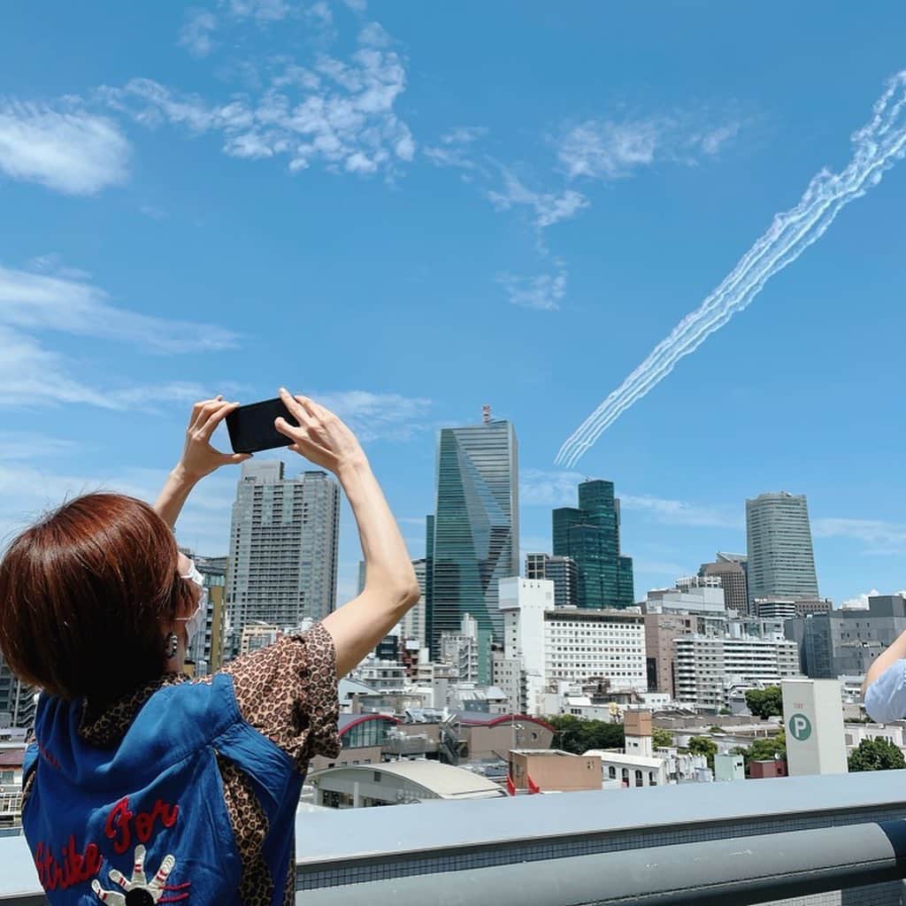 今村涼子さんのインスタグラム写真 - (今村涼子Instagram)「#ブルーインパルス 炎天下の屋上から、 汗流しながら見ました。　 みんなで、どこ？どこ？と言いながら空を見上げて、楽しかったです！」7月23日 21時37分 - ryoko.imamu