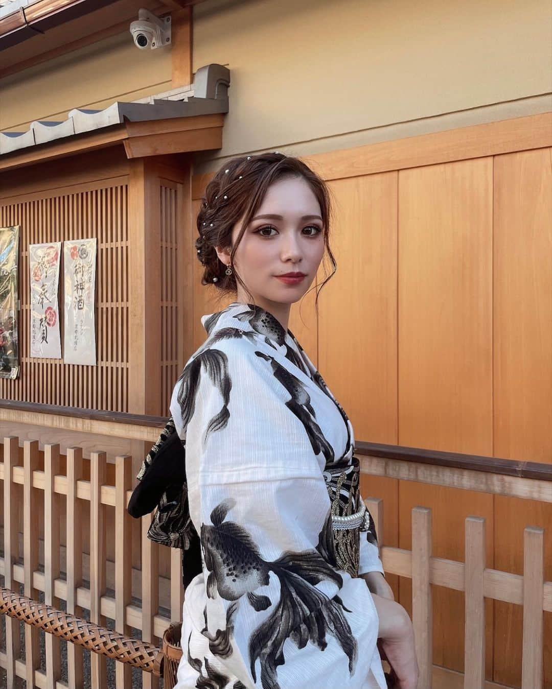 川猿てるみさんのインスタグラム写真 - (川猿てるみInstagram)「. 今回のテーマは甘辛にしたくて、 白黒の浴衣にパール合わせたよ🥰👘 @rentalkimonookamoto さん丁寧だし こーしたい！あーしたい！って言う我儘も 全部聞いてくれていつも完璧にしてくれる😭❤️  この浴衣は清水寺店で借りれるよう🖤🤍  #me #レンタル岡本 #着物レンタル #着物ヘア #浴衣 #浴衣ヘア #着物デート #京都 #京都観光 #京都旅」7月23日 21時39分 - terumin1113