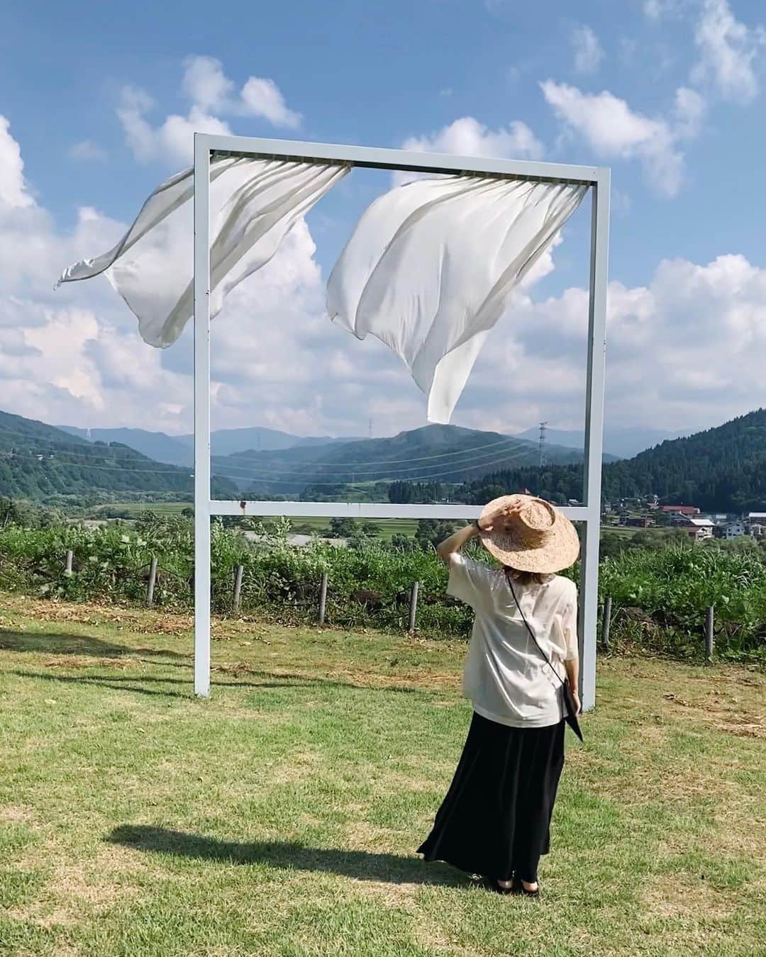 田中里奈さんのインスタグラム写真 - (田中里奈Instagram)「夏、始めました🌻🍉  『たくさんの失われた窓のために』（内海昭子） から始まるエトセトラ。  オフィシャルサポーターとして大地の芸術祭に関わらせてもらって、早4年。 私にとっての第二の故郷のような場所、新潟は越後妻有の大地の芸術祭の里へ、オフィシャルサポーターのメンバーと訪れてきました。  この作品たち、一体何回見たんだろう〜！ けど不思議と飽きないんだよね。 自然、そして地域の中に溶け込むアートは、季節によっていつも表情が違うから面白い。  昔はどんどん新しいものにふれていくのが楽しかったけど、今は同じものを繰り返しさわって手応えを確かめたくなってるみたい。 なんでも自分の目で見て肌で触れて体感したいってところがポイント♡  今年の越後妻有、是非一度訪れてみてほしいです。  #大地の芸術祭 #十日町 #芸術祭 #アート #越後妻有 #新潟 #ボルタンスキー  #清津峡渓谷トンネル   ● #たなか旅メモ ←今までの旅の記録はこちらにまとめてます♥」7月23日 21時39分 - tanakaofficial