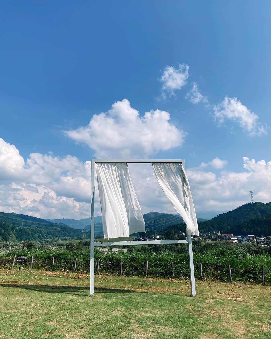 田中里奈さんのインスタグラム写真 - (田中里奈Instagram)「夏、始めました🌻🍉  『たくさんの失われた窓のために』（内海昭子） から始まるエトセトラ。  オフィシャルサポーターとして大地の芸術祭に関わらせてもらって、早4年。 私にとっての第二の故郷のような場所、新潟は越後妻有の大地の芸術祭の里へ、オフィシャルサポーターのメンバーと訪れてきました。  この作品たち、一体何回見たんだろう〜！ けど不思議と飽きないんだよね。 自然、そして地域の中に溶け込むアートは、季節によっていつも表情が違うから面白い。  昔はどんどん新しいものにふれていくのが楽しかったけど、今は同じものを繰り返しさわって手応えを確かめたくなってるみたい。 なんでも自分の目で見て肌で触れて体感したいってところがポイント♡  今年の越後妻有、是非一度訪れてみてほしいです。  #大地の芸術祭 #十日町 #芸術祭 #アート #越後妻有 #新潟 #ボルタンスキー  #清津峡渓谷トンネル   ● #たなか旅メモ ←今までの旅の記録はこちらにまとめてます♥」7月23日 21時39分 - tanakaofficial