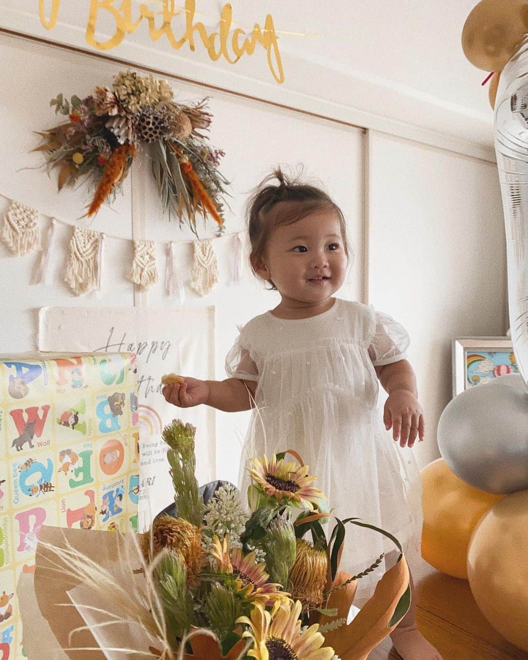 馬詰まほのインスタグラム：「Happy Birthday, my little princess 👸🏽💕🌻 #himarifirstbirthday #0726」