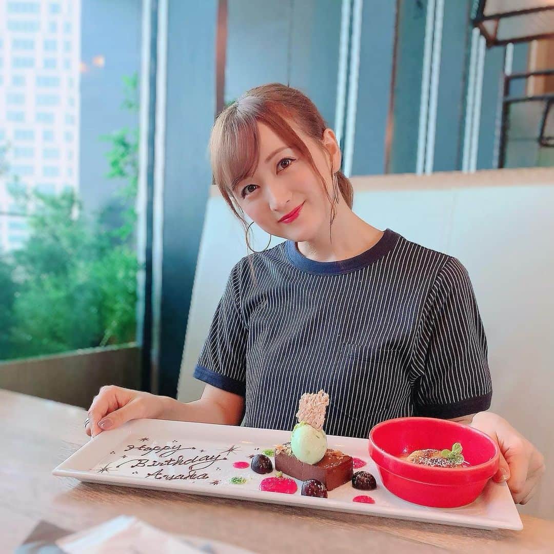のインスタグラム：「⁡ オリンピックの開会式の本日 無事に誕生日を迎えました☺️🎂✨ ⁡ 写真は彩乃にお祝いしてもらったときの📸 ⁡ 沢山のお祝いメッセージ ありがとうございます🙇‍♀️ ⁡ なかなか返信出来なくてごめんなさい💦 でも全て読ませていただいています‼️✨ ⁡ 本当にありがとうございます😭❤️ ⁡ なかなか世の中が大変な状況で、私自身も思うようにいかない事も多くて、悩んだり落ち込んだりすることも多く、いつもファンの皆さんには助けてもらってばかり...😝 ⁡ いつか恩返しがしたいな思いながら、なかなか直接の会うことも難しくてもどかしい日々ですが、明後日のオンラインイベントでは少しでも皆さんに楽しんでもらえるようなイベントにしたいと思っています😖❣️ ⁡ 不器用すぎる私ですが、周りにいる家族や友達、ファンの皆さん、お仕事で出会った皆さんに本当に恵まれていてここまでお仕事を続けてこれています‼️✨ ⁡ 本当に感謝の気持ちでいっぱいです😭❤️ ⁡ みんなと楽しいこと 沢山できる一年になるといいな...💕 ⁡ これからもこんな私ですが よろしくお願いします🙇‍♀️ ⁡ ⁡ ⁡ 一一一一一一一一一一一一一一一一一一一一一 ⁡ 『AYAKA KOMATSU Birthday Event 2021 in Online★』 ⁡ 直接お話できる特別イベント開催！！ ⁡ 催行日時：2021年7月25日（日） 1部 13:00開始/2部 17:00開始(予定) ⁡ ポイント①東京都内の会場から、こまっちゃんが生配信！ ポイント②こまっちゃんに語ってもらおう！「オンライントークイベント」開催！(約30分) ポイント③特別企画！オンラインを通じて直接1対1でお話しできる「オンラインミート＆グリート」開催！ ポイント④限定のオリジナルポストカード付き！しかも一人一人にこまっちゃんが直筆であなたのお名前とメッセージとサインを書いてお届け！ ⁡ ※新型コロナウイルスや諸事情により一部内容が変更になる場合がございます。 ※「オンラインミート＆グリート」はお1人当たり2分程度を予定しております。 　事前にお伝えするお時間内にZoom内の待機室にて待機いただき、順番になりましたら待機室からオンラインミート＆グリートにご案内させていただきます。 ※待機室には30分程度お待ちいただく可能性がございます。 ※13:00開始の方は13:30～17:00、17:00開始の方は17:30～21:00までの間にオンラインミート＆グリートを実施します。 ※事前アンケートにて、お答えいただいた質問を一部使用させていただくことがあります。ご理解とご協力をよろしくお願いいたします。 ※オリジナルポストカードに記載するお名前は、お申込み時にお伺いするお名前を記載します。 ⁡ 詳細はこちらから💁‍♀️ https://www.his-j.com/oe/detail/T6/?area=O9&country=OEA&city=HOJ&product=HOJ2024 ⁡ 一一一一一一一一一一一一一一一一一一一一一 ⁡ #小松彩夏 #AYAKAKOMATSU #誕生日 #バースデー #birthday #event #イベント #オンライン #バースデーイベント #気軽に #参加してね #お待ちしてます」