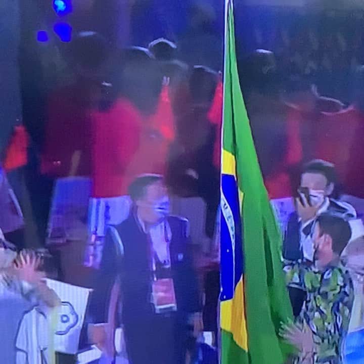 ヤネ・マルケスのインスタグラム：「Posso dizer com propriedade. Carregar a bandeira num gesto de representatividade como esse, é histórico, é privilégio e responsabilidade! Brasil muitíssimo bem representado pelos campeões @bruninho1  e @ketleynquadros #emocionante」