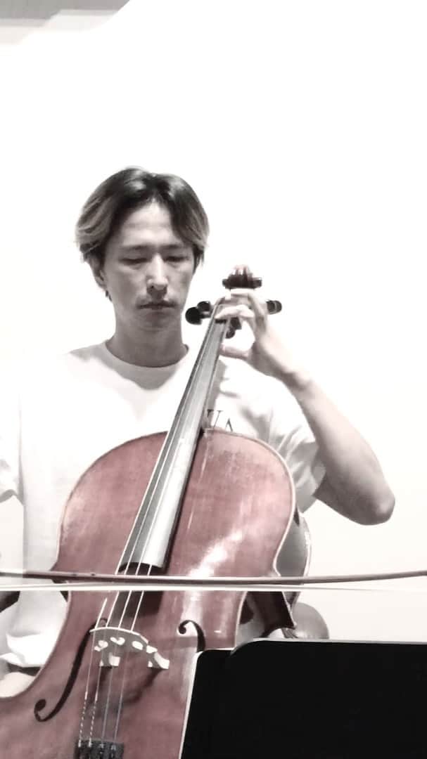 秋山真太郎のインスタグラム：「347日目✨Day347✨ If a 38-year-old man who can't read musical score suddenly starts playing the cello🎻  #チェロ#cello#雨夜花#첼로#클래식」