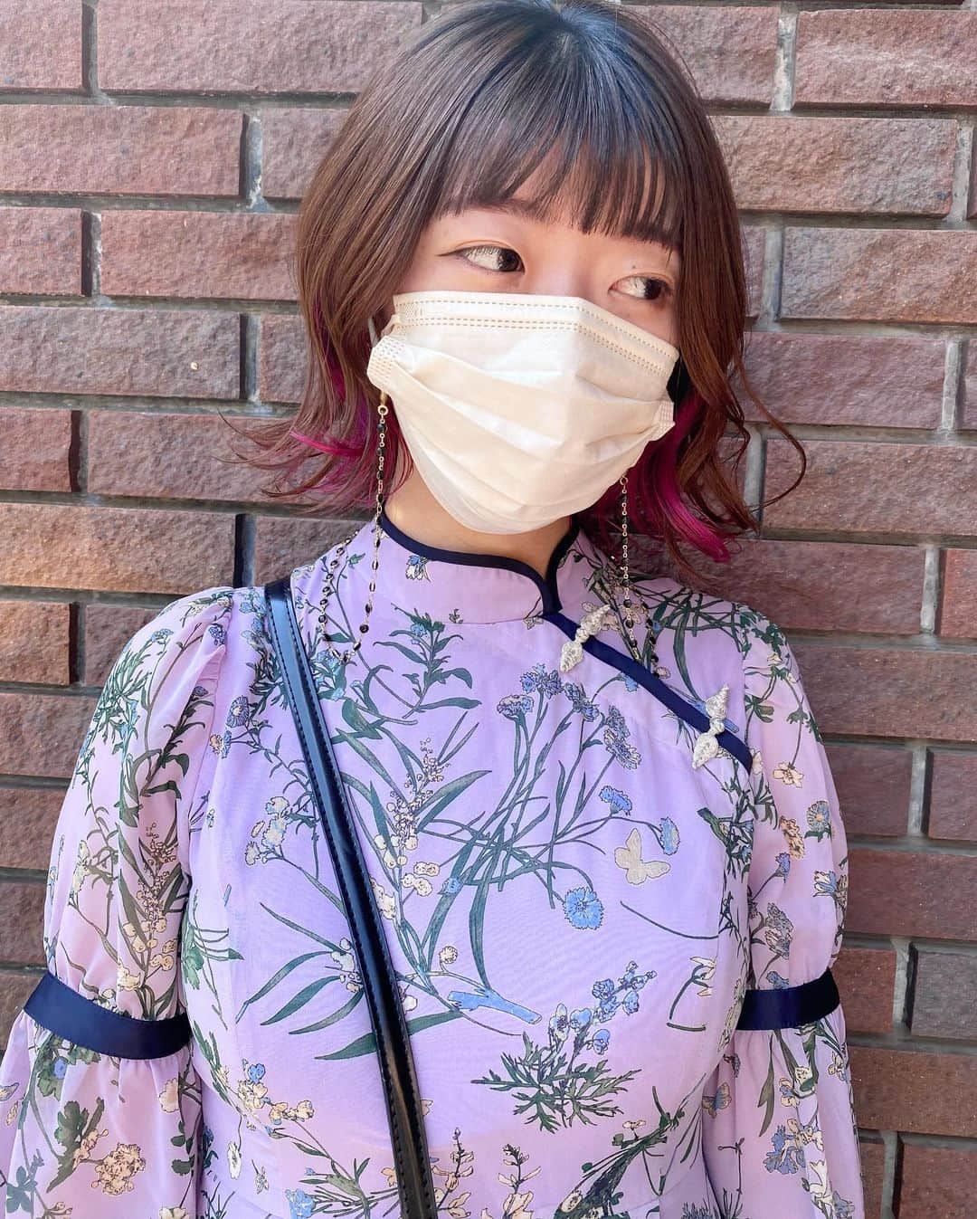 ぱいぱいでか美のインスタグラム：「インナーだけ入れ直した✌🏻前髪も切った✂️ . ワタローさんとこ @wataro0821 です！🐶 ありがとうございます！ でか美祭に向けてメンテするには気が早いけど笑 もうインナーカラー抜けまくってやばかったので😂 あと前髪も伸ばしっぱなしだったので🥺 要所要所だけメンテしてもらいました！ これでとりあえず明日のライブはばっちり！ . #innercolor #前髪カット」